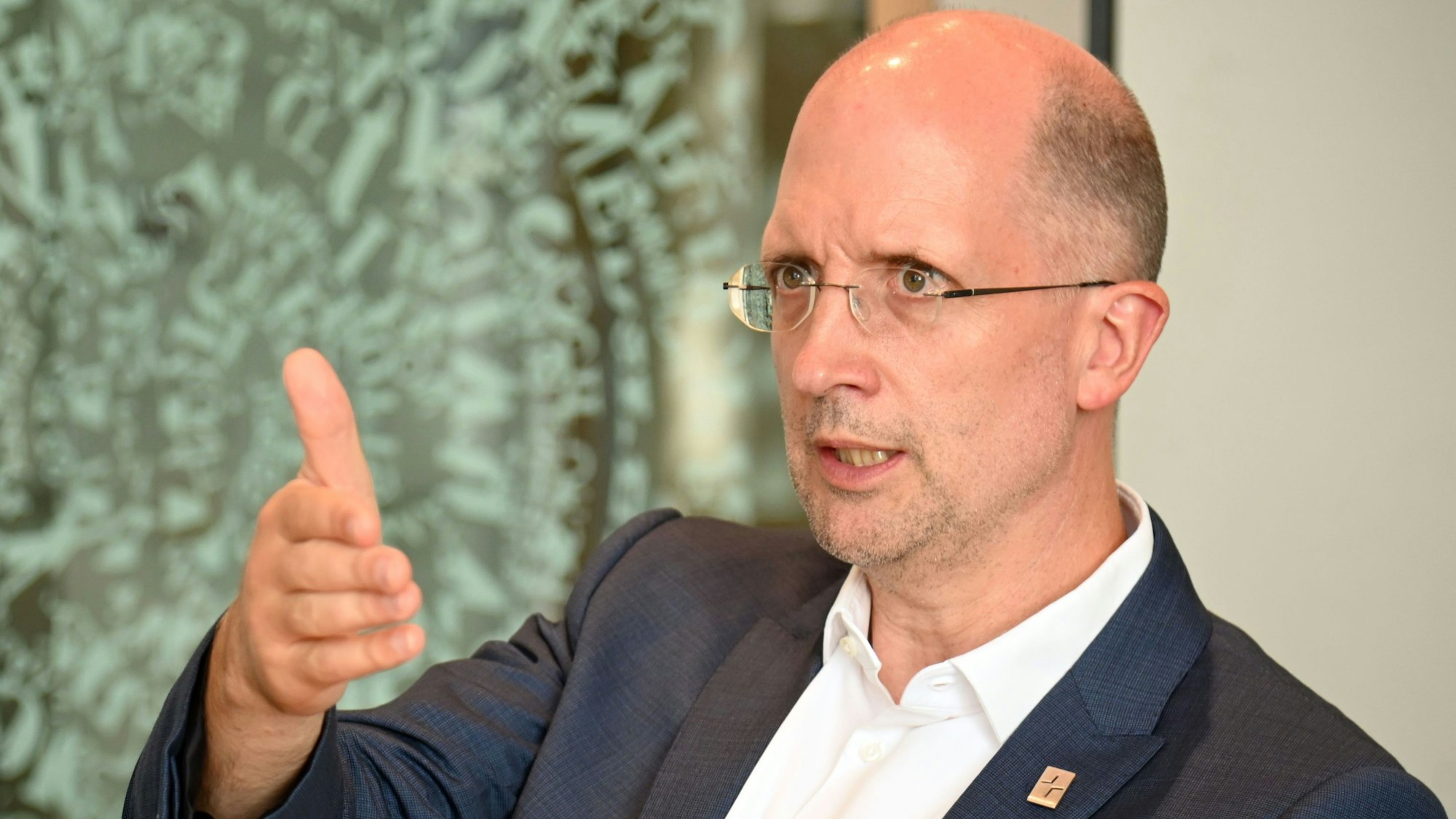 13.08.2025 Köln. Besuch von Thorsten Latzel, Präses der Evangelischen Kirche im Rheinland, zum Redaktionsgespräch mit Gerald Selch und Joachim Frank. Foto: Alexander Schwaiger