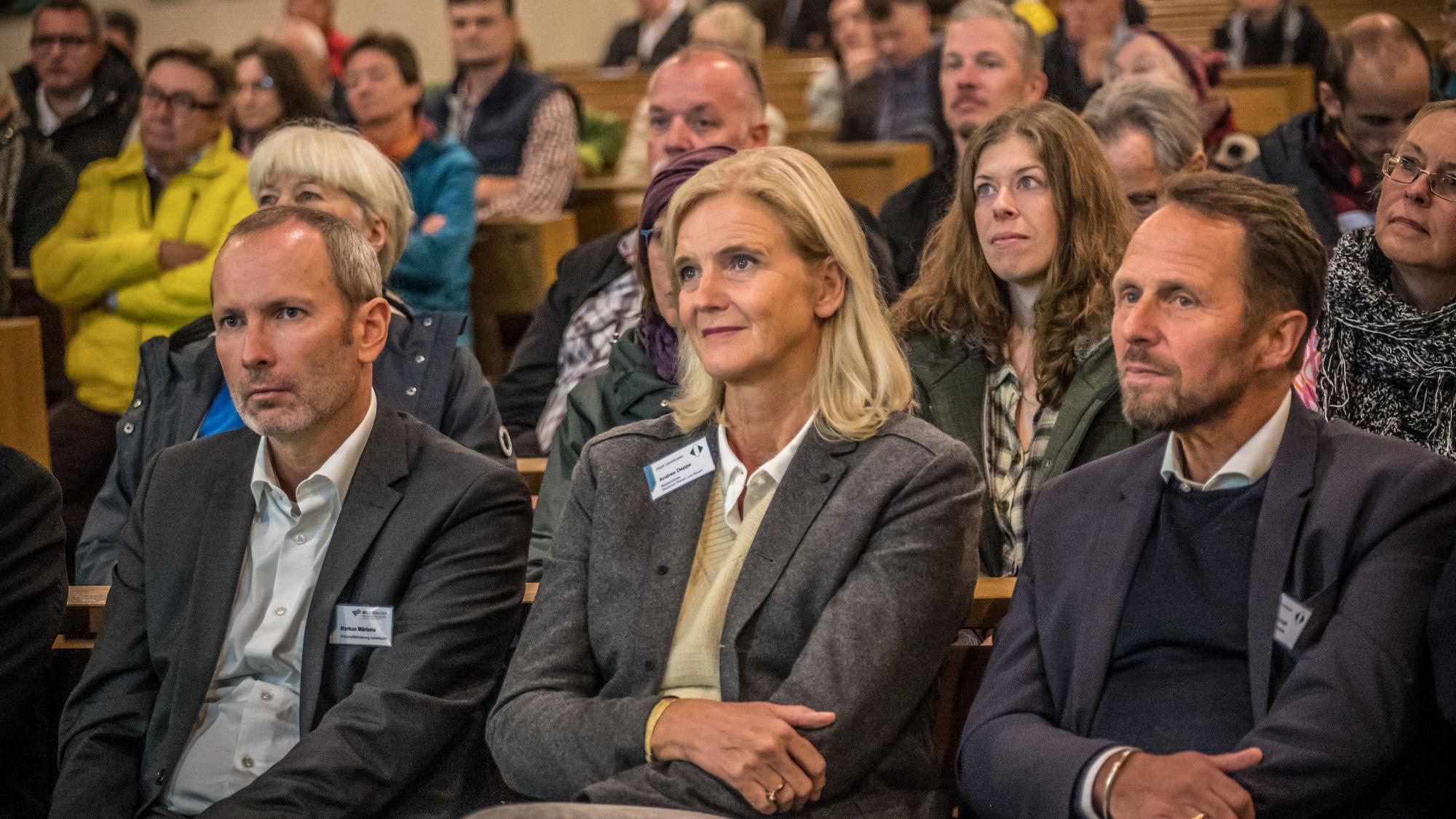 Andrea Deppe mitte mit OB Uwe Richrath rechts und Markus Märtens, rechts, WFL beim "City-Labor" . Foto: Ralf Krieger