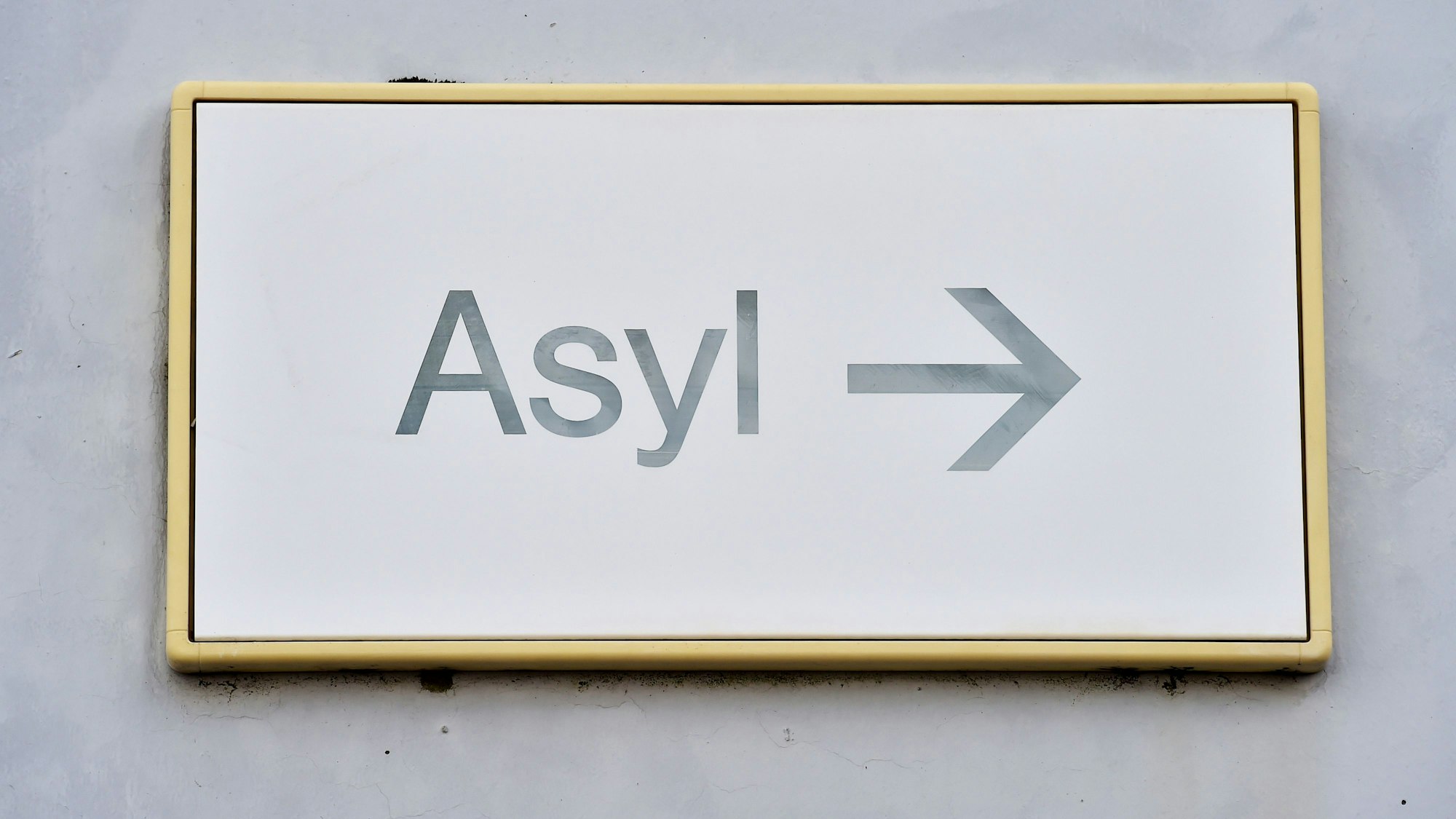 ARCHIV - 04.08.2014, Baden-Württemberg, Karlsruhe: Ein Schild mit der Aufschrift «Asyl» hängt in der Landeserstaufnahme für Asylbewerber (LEA) an einer Wand. (zu dpa: «Thüringer Landräte: Leistungen an Asylbewerber als Darlehen») Foto: Uli Deck/dpa +++ dpa-Bildfunk +++
