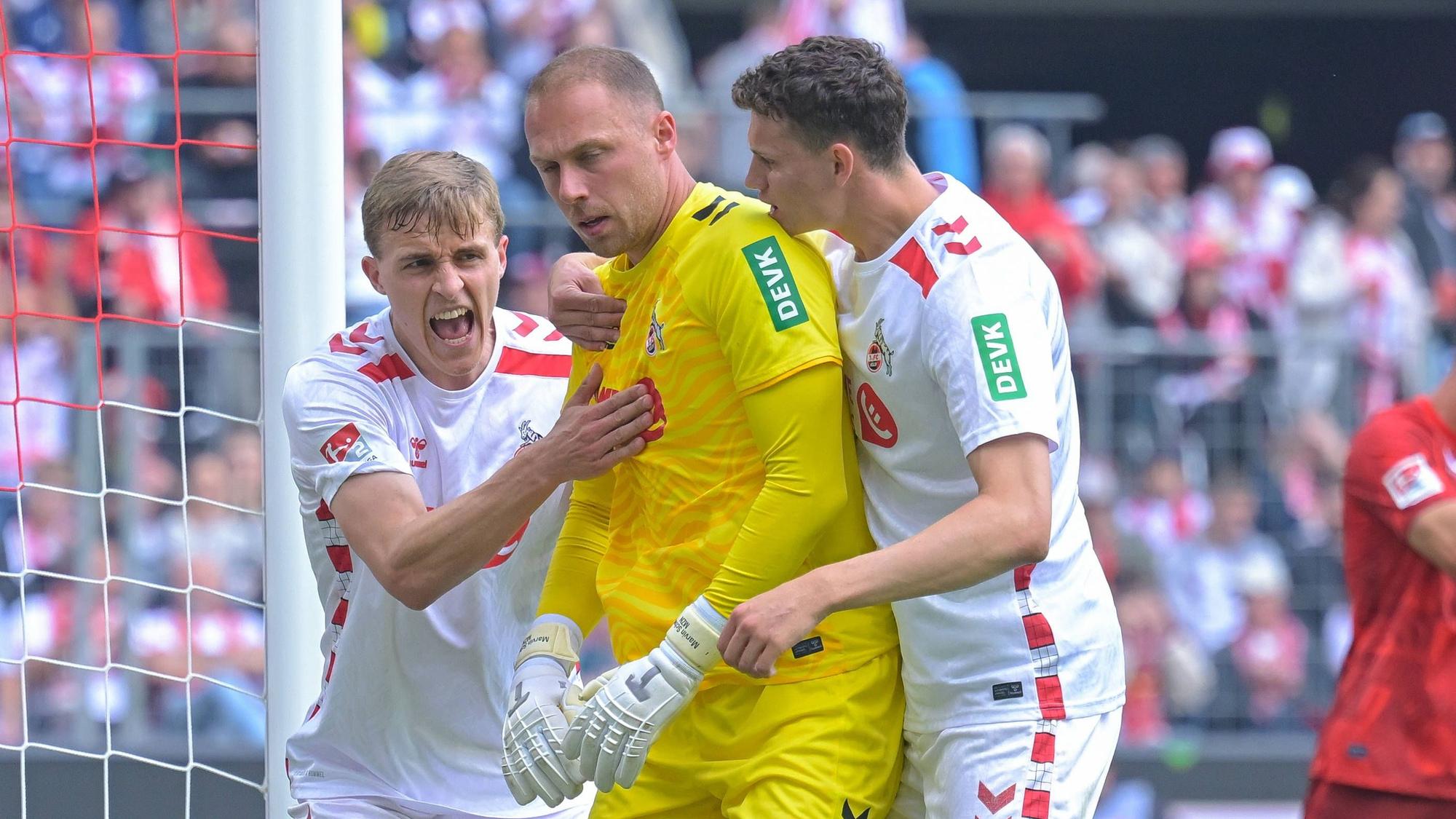 18.05.2025, Fussball, 2. Bundesliga, 34. Spieltag Saison 2024/2025, 1. FC Köln - 1. FC Kaiserslautern, Timo Hübers 1. FC Köln, Torwart Marvin Schwäbe 1. FC Köln, Eric Martel 1. FC Köln xRHR-FOTO/TKx *** 18 05 2025, Soccer, 2 Bundesliga, 34 Matchday Season 2024 2025, 1 FC Köln 1 FC Kaiserslautern, Timo Hübers 1 FC Köln , Goalkeeper Marvin Schwäbe 1 FC Köln , Eric Martel 1 FC Köln xRHR PHOTO TKx Copyright: RHR-FOTOx RHR-FOTO/TK