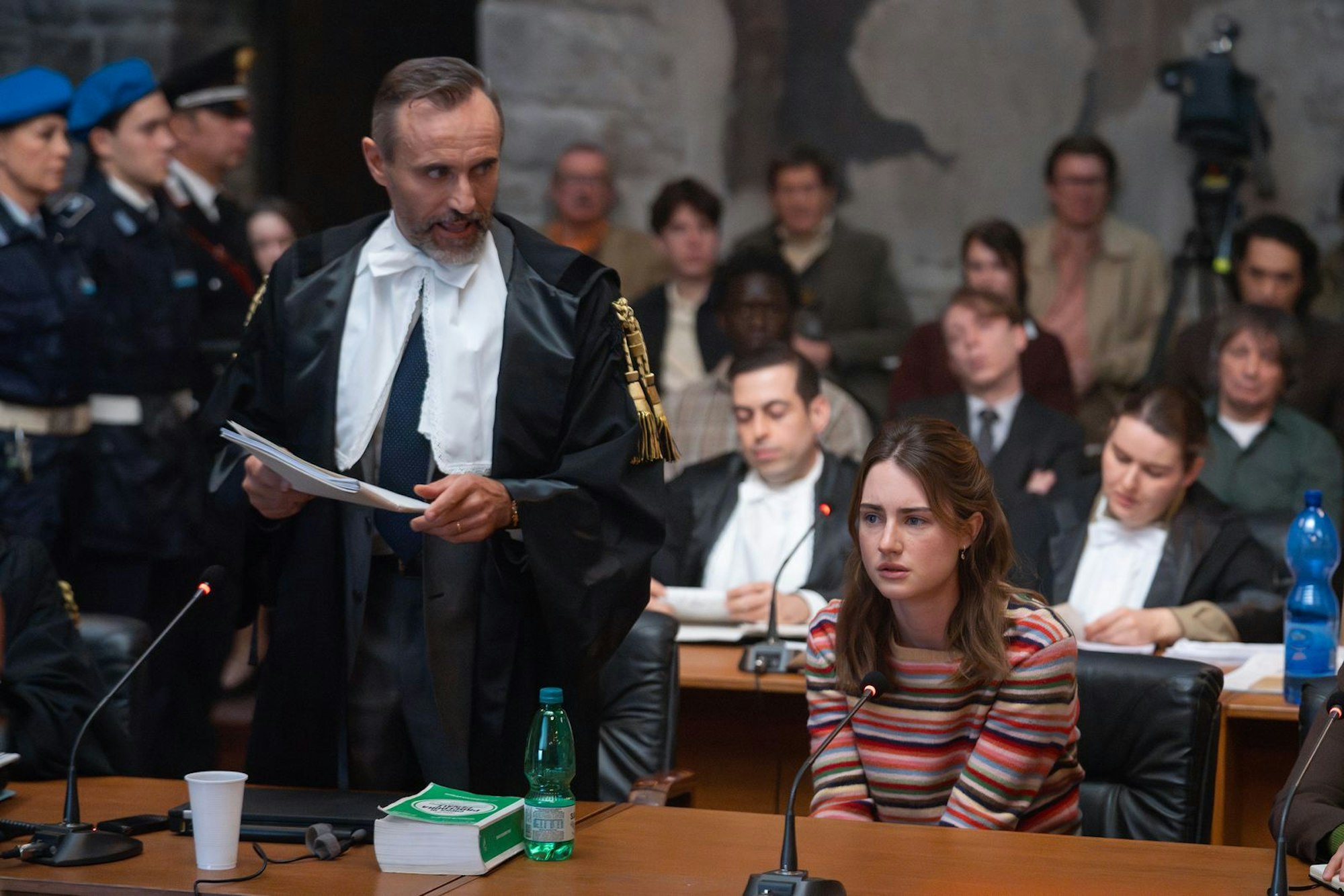 Amanda Knox (Grace van Patten) auf einer italienischen Anklagebank. Die Serie bedient - bei aller Mühe um Korrektheit - auch ein beliebtes amerikanisches Filmmotiv: Im Ausland kann dir alles passieren! (Bild: Disney/Adrienn Szabo)