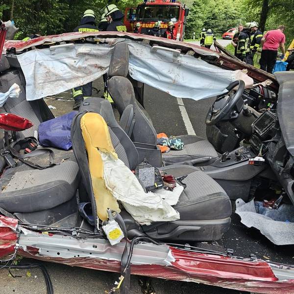 Das Autowrack eines Unfalls in Kürten