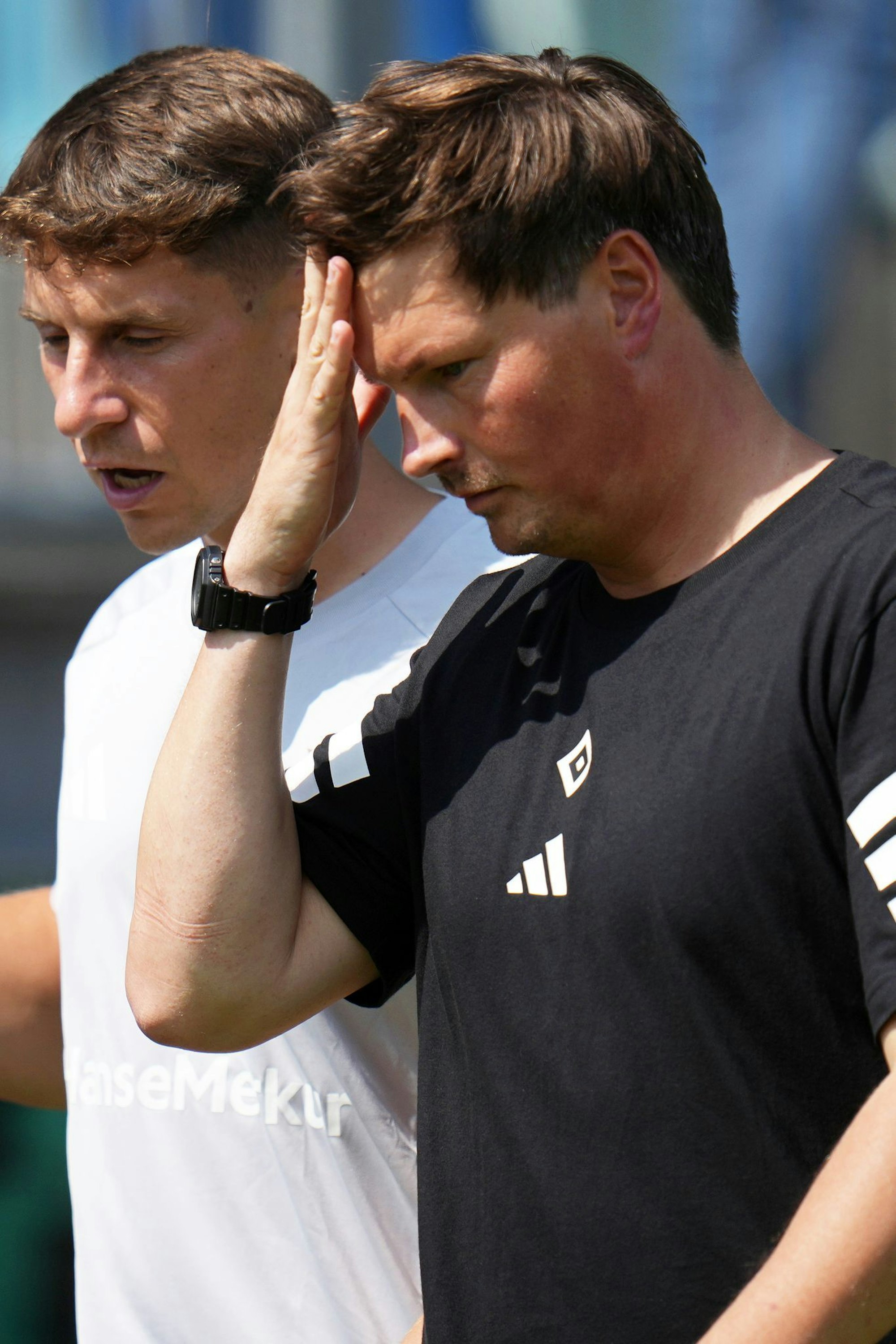 HSV-Coach Merlin Polzin (r.) ratlos in Pirmasens