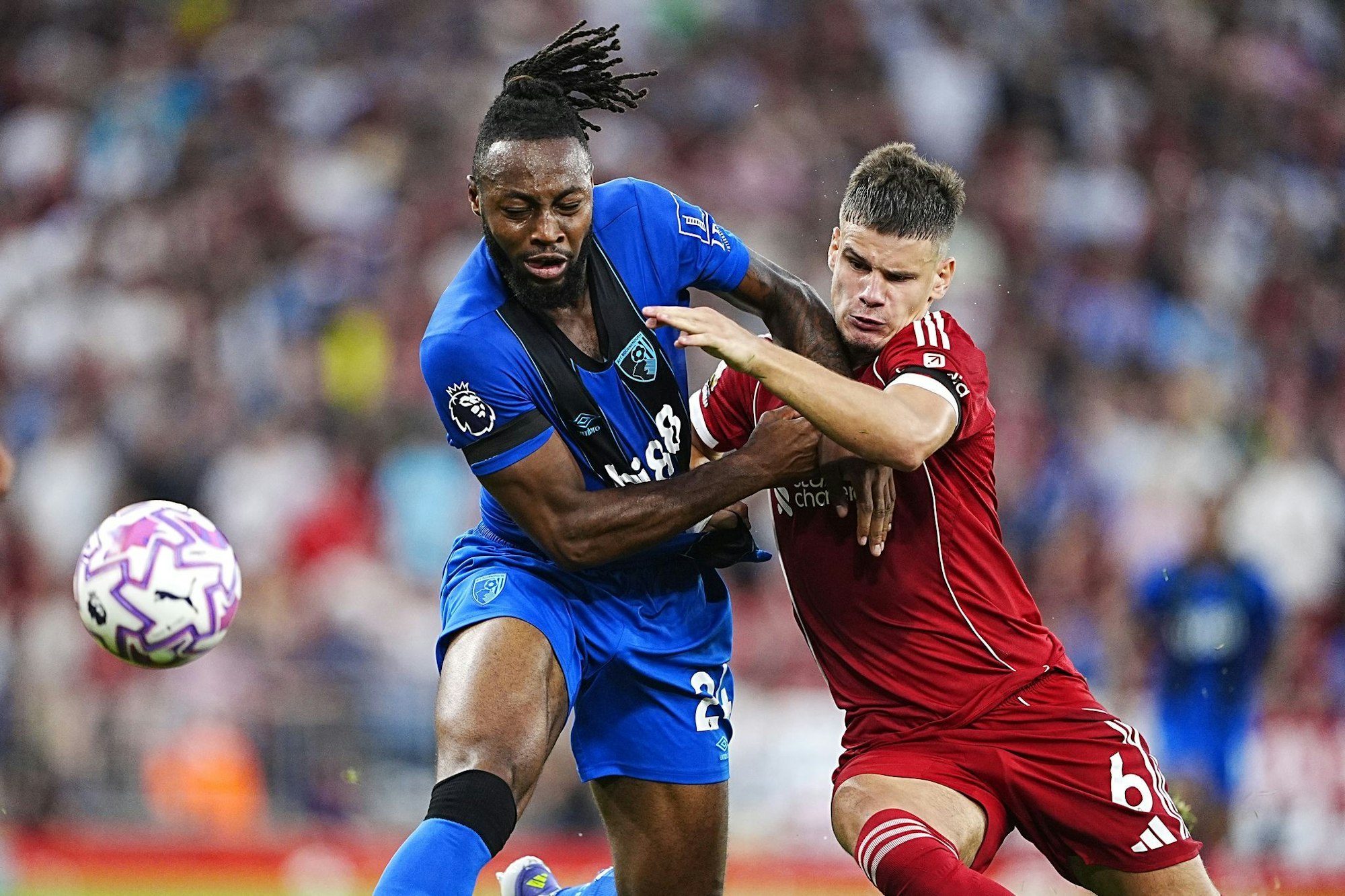 Bournemouths Antoine Semenyo (l) wurde im Spiel rassistisch diskriminiert.