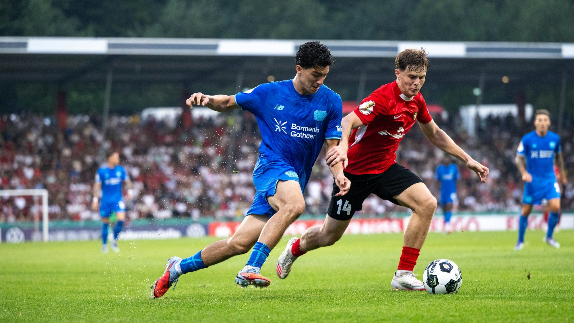 Leverkusens Ibrahim Maza (li.) im Zweikampf mit Niklas Mohr von der SG Sonnenhof Großaspach.