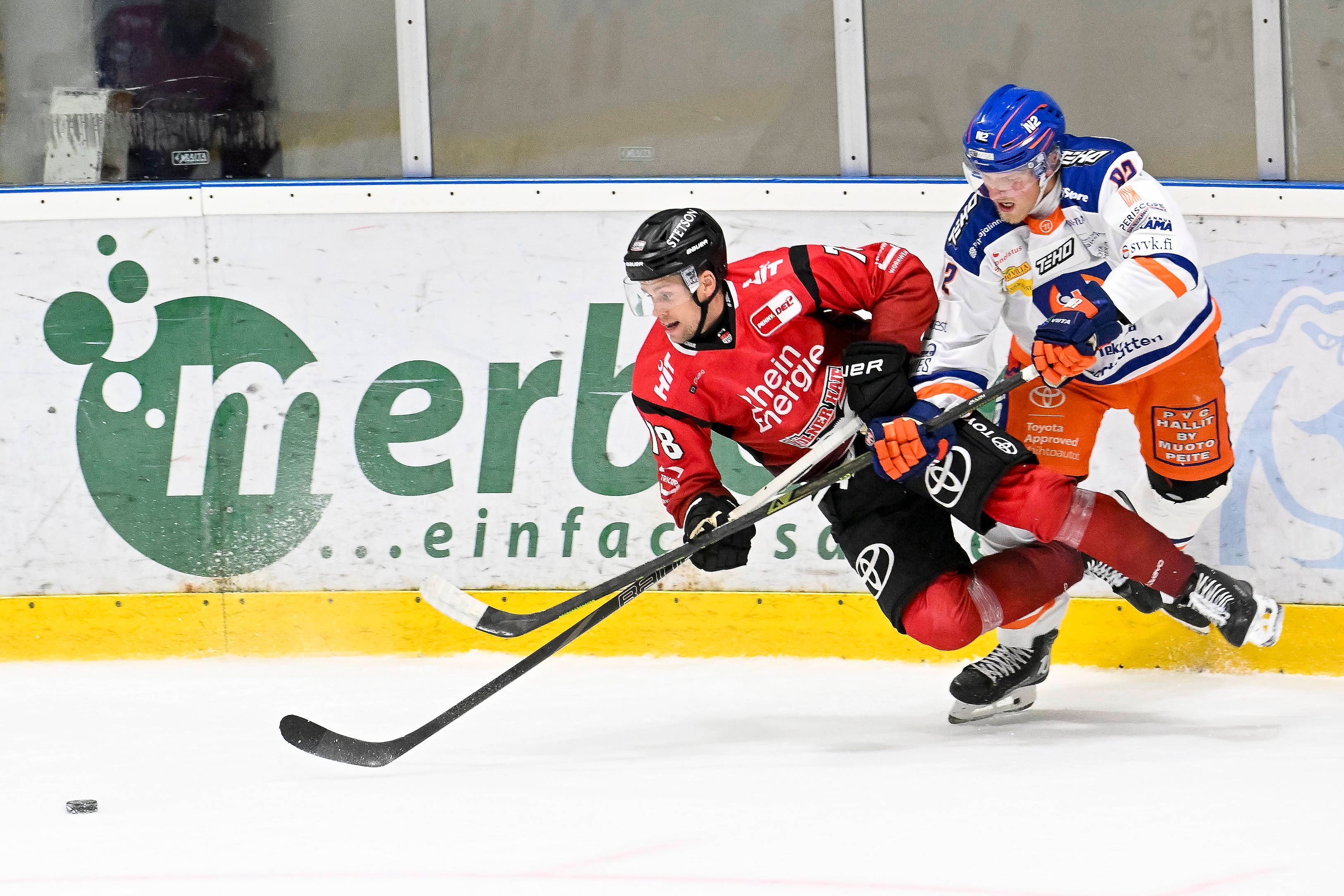 Eishockey DEL 25/26: Testspiel Kölner Haie vs Tappara Tampere am 16.8.2025 in der Kölnarena 2/Haiezentrum in Köln Eetu Tuulola Nr.82/Tappera Tampere gegen Dominik Bokk Nr.78/Kölner Haie *** Ice Hockey DEL 25 26 Test match Cologne Sharks vs Tappara Tampere on 16 8 2025 at Kölnarena 2 Haiezentrum in Cologne Eetu Tuulola Nr 82 Tappera Tampere vs Dominik Bokk Nr 78 Cologne Sharks wd