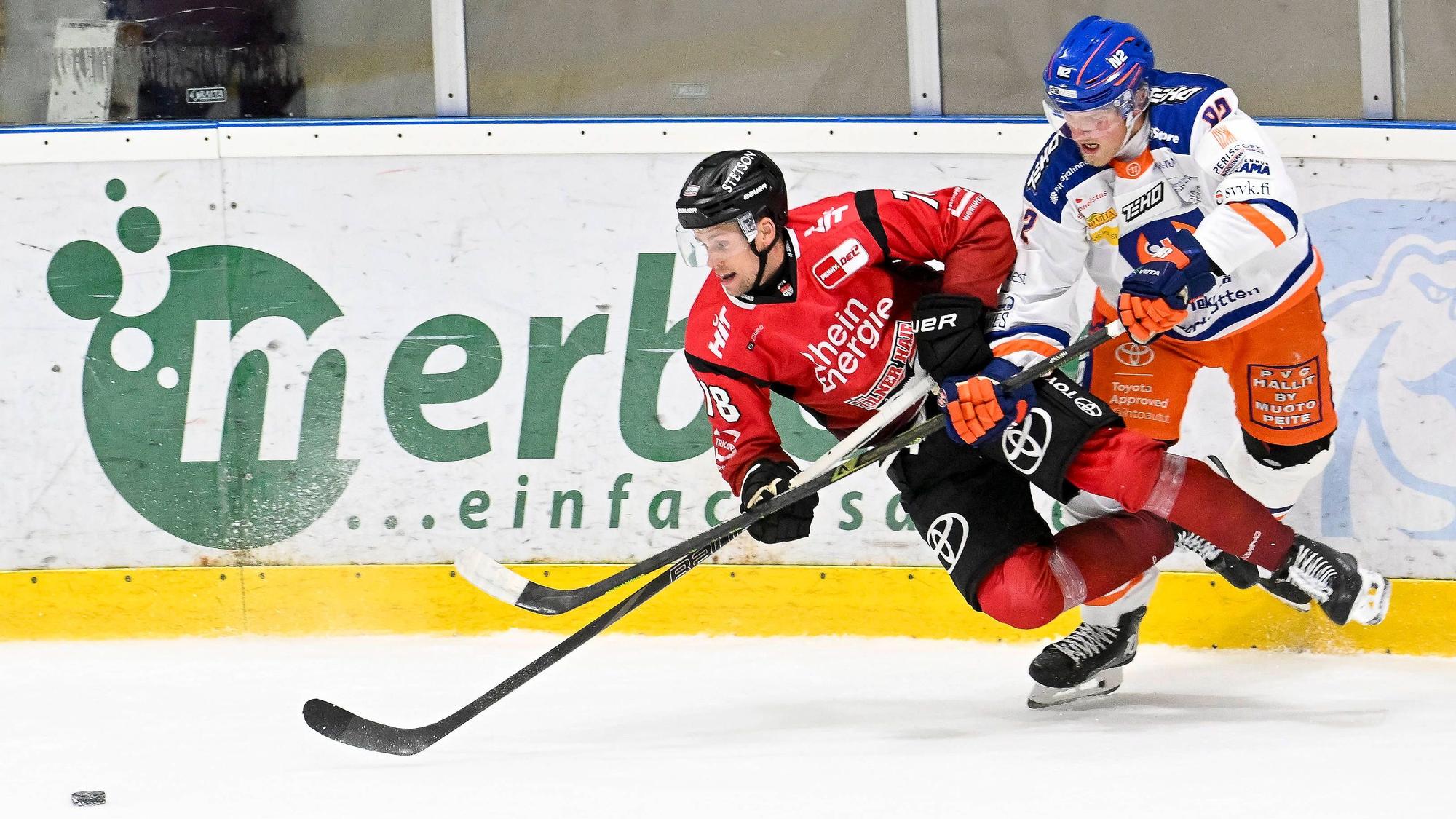 Eishockey DEL 25/26: Testspiel Kölner Haie vs Tappara Tampere am 16.8.2025 in der Kölnarena 2/Haiezentrum in Köln Eetu Tuulola Nr.82/Tappera Tampere gegen Dominik Bokk Nr.78/Kölner Haie *** Ice Hockey DEL 25 26 Test match Cologne Sharks vs Tappara Tampere on 16 8 2025 at Kölnarena 2 Haiezentrum in Cologne Eetu Tuulola Nr 82 Tappera Tampere vs Dominik Bokk Nr 78 Cologne Sharks wd