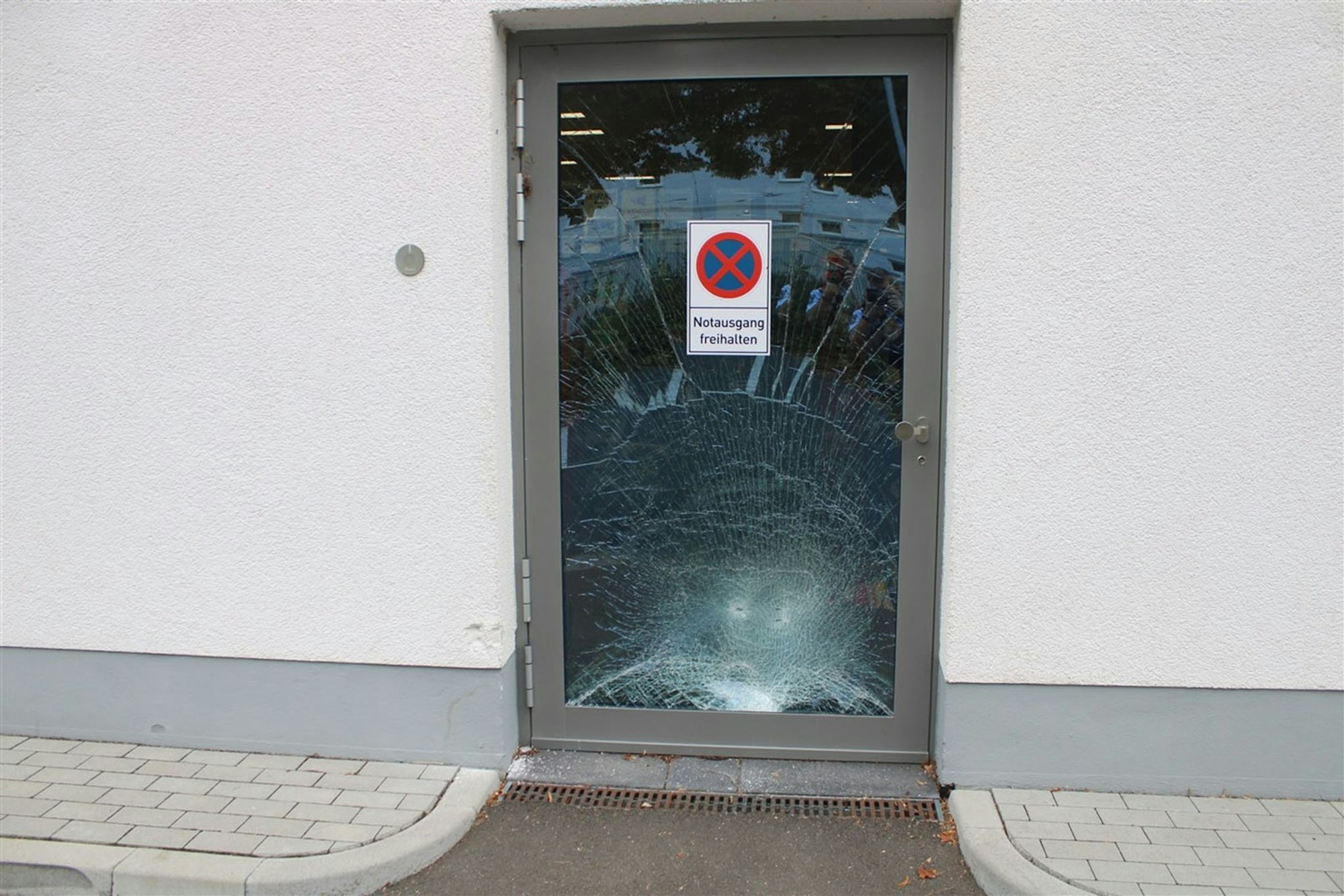 Stark betrunken soll in Merzenich ein Mann Auto gefahren sein und die Scheibe mit seinem Auto zerstöert haben.