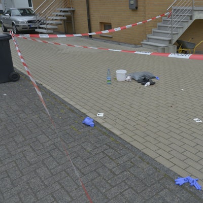 Vor der Unterkunft in Brüchermühle wurde das lebensgefährlich verletzte Opfer von einem Anwohner gefunden.