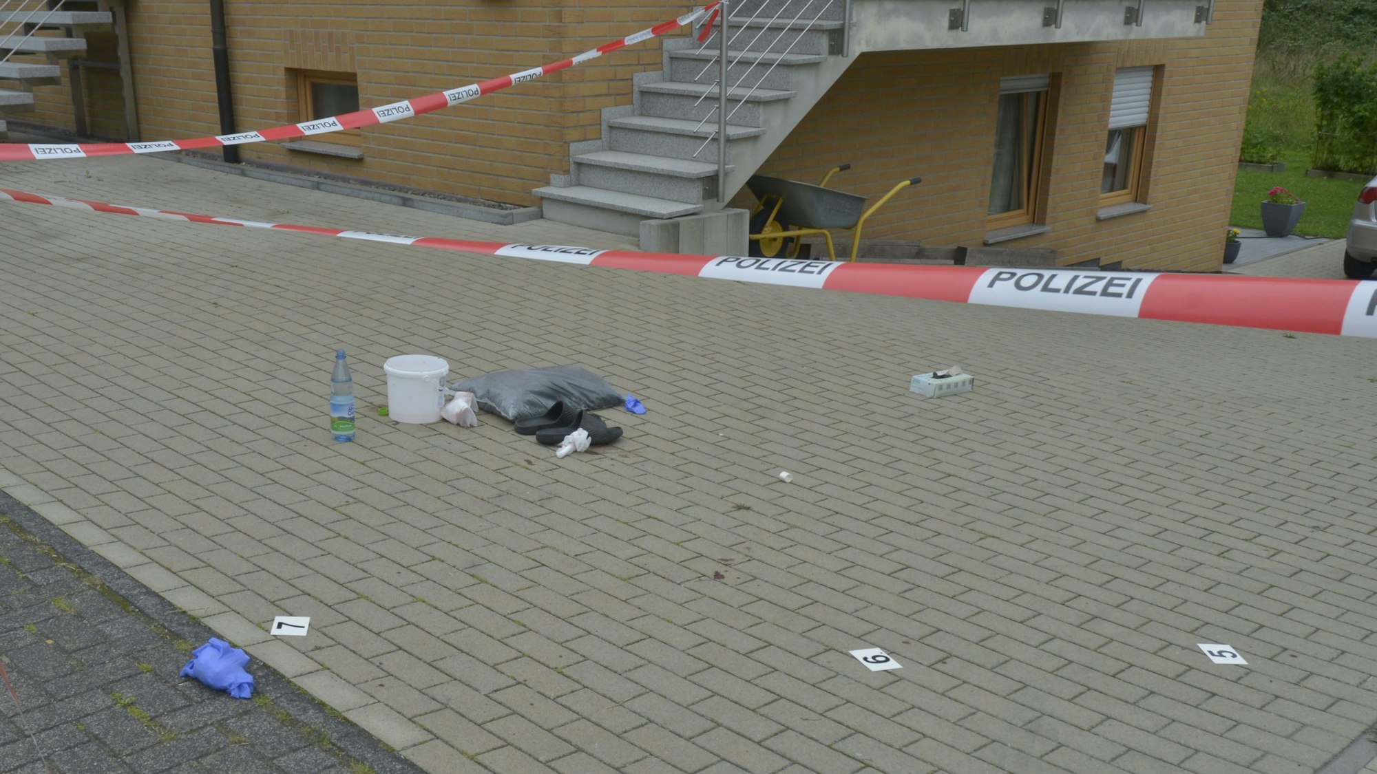 Vor der Unterkunft in Brüchermühle wurde das lebensgefährlich verletzte Opfer von einem Anwohner gefunden.
