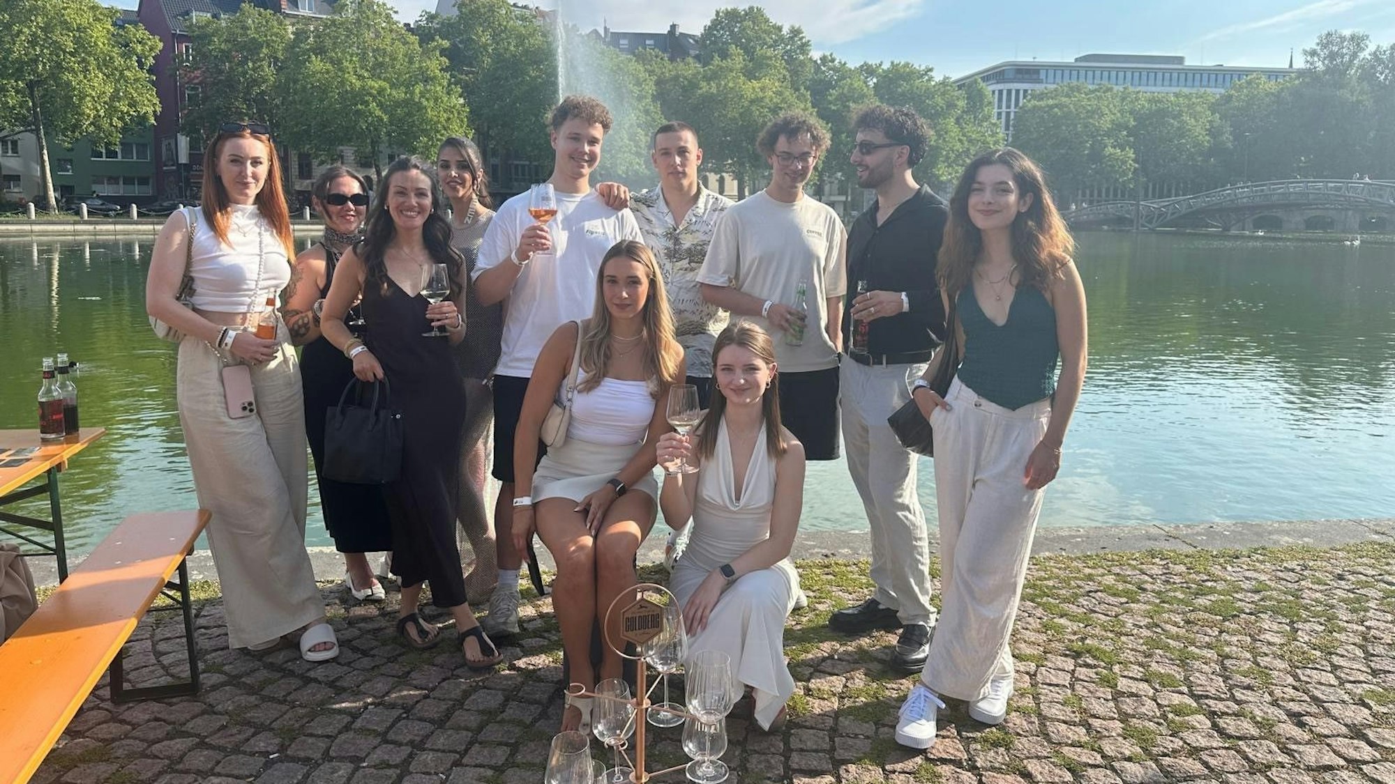 Junge Menschen stehen im neuen Biergarten Sonnendeck Colonia.