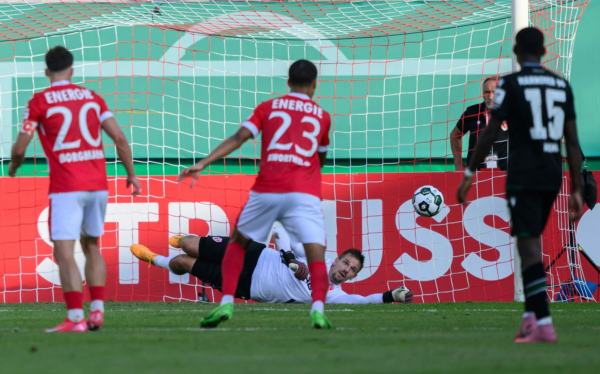 Cottbus-Keeper Alex Sebald fliegt beim Elfmeter in die richtige Ecke.