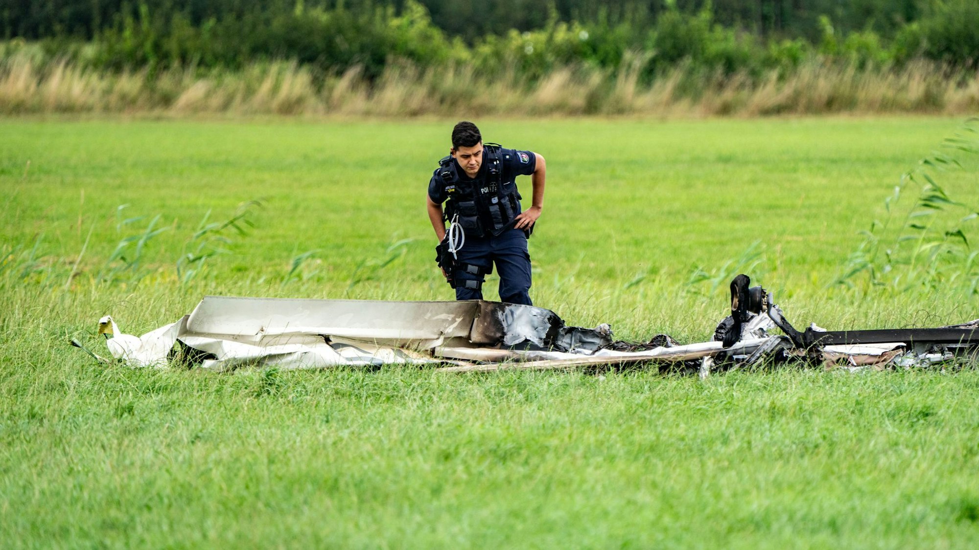 Beim Absturz eines motorisierten Leichtflugzeugs im nordrhein-westfälischen Kranenburg sind am Samstagnachmittag zwei Menschen ums Leben gekommen.