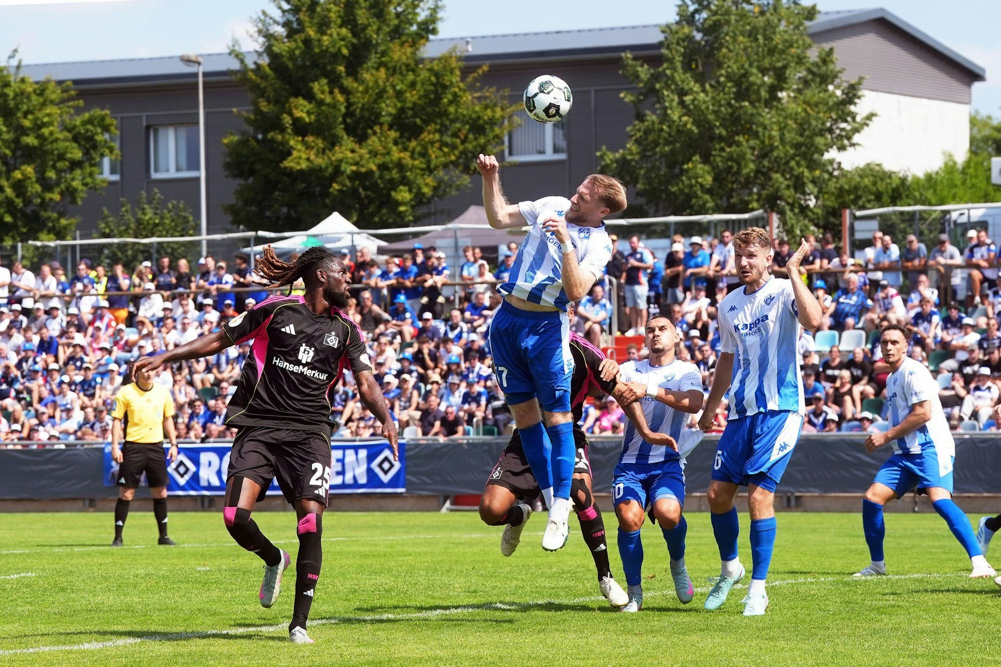 Jordan Torunarigha (li) und der HSV sehen ganz schlecht aus