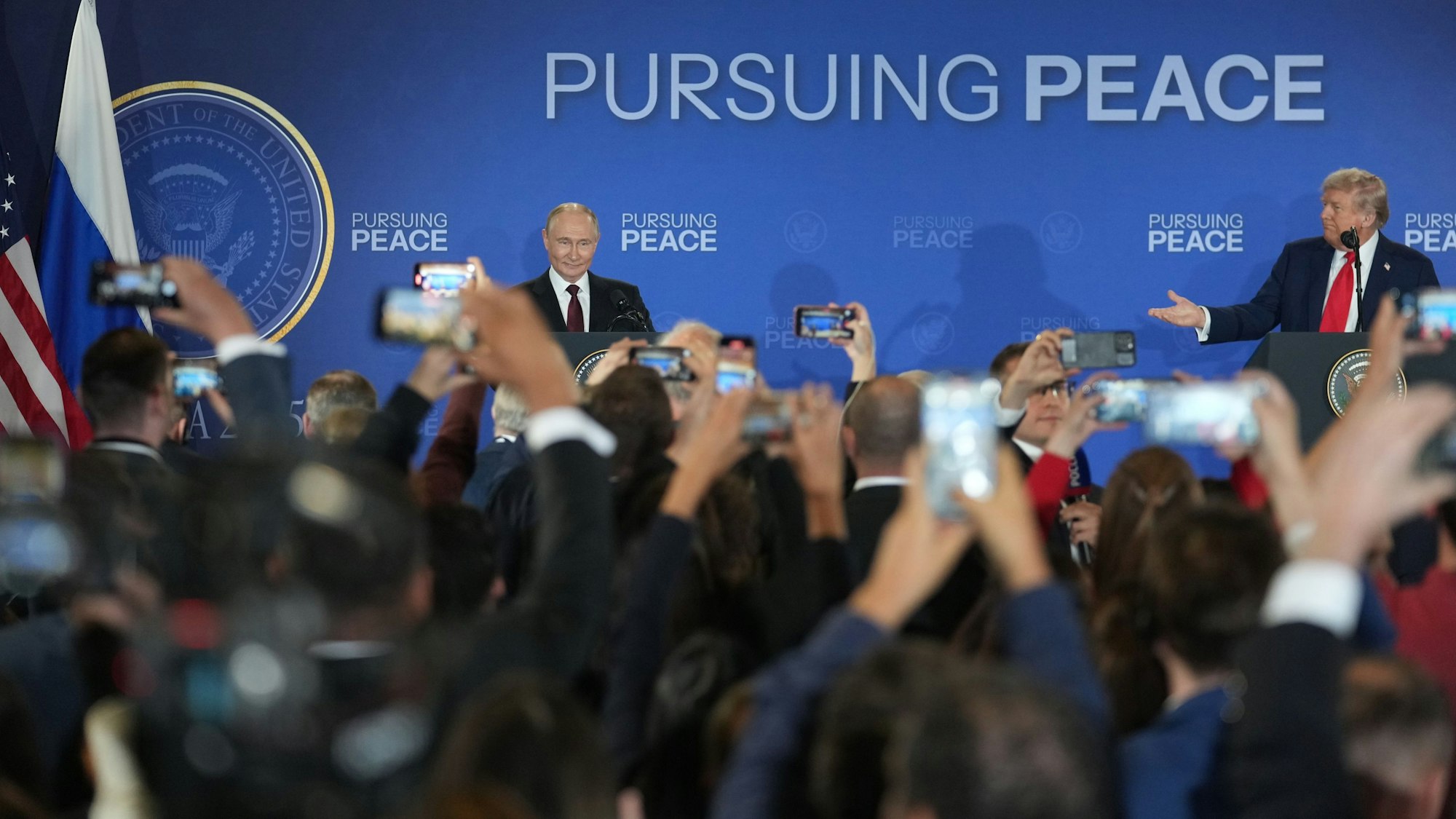 Joint Base Elmendorf-Richardson: US-Präsident Donald Trump (r, hinten) und der russische Präsident Wladimir Putin (l, hinten) nehmen nach Abschluss ihrer Gespräche an einer gemeinsamen Pressekonferenz teil. Foto: Wu Xiaoling/XinHua/dpa
