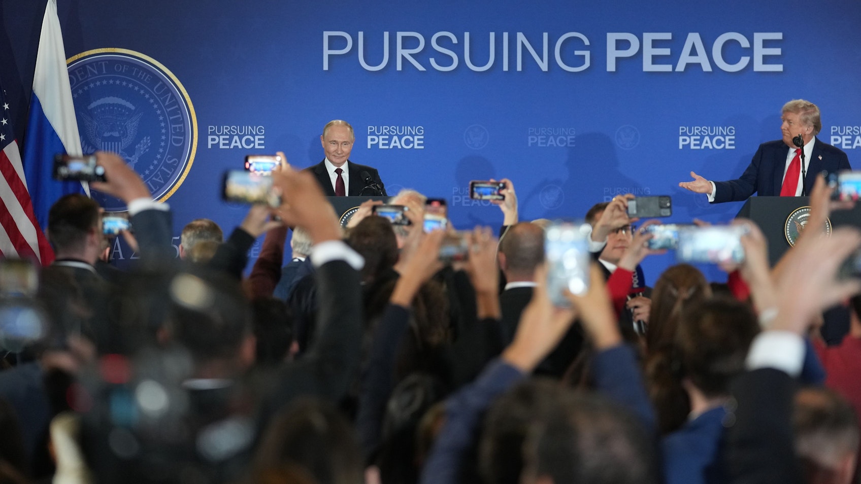 Joint Base Elmendorf-Richardson: US-Präsident Donald Trump (r, hinten) und der russische Präsident Wladimir Putin (l, hinten) nehmen nach Abschluss ihrer Gespräche an einer gemeinsamen Pressekonferenz teil. Foto: Wu Xiaoling/XinHua/dpa