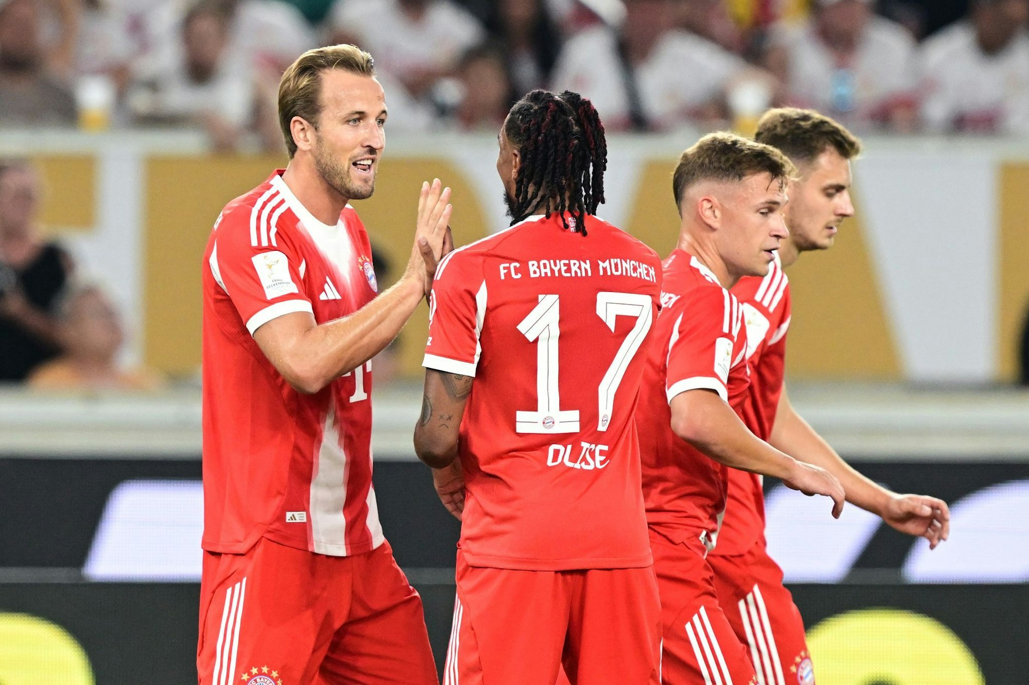 Harry Kane (l) jubelt über das 1:0.