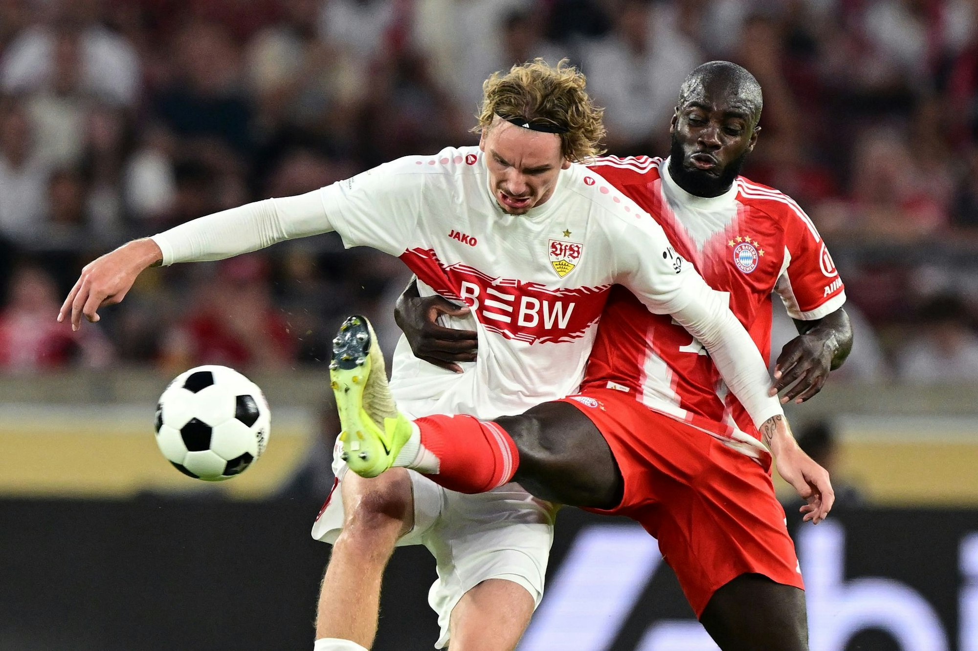Nick Woltemade (l) sah sich in Zweikämpfen oft Dayot Upamecano gegenüber.