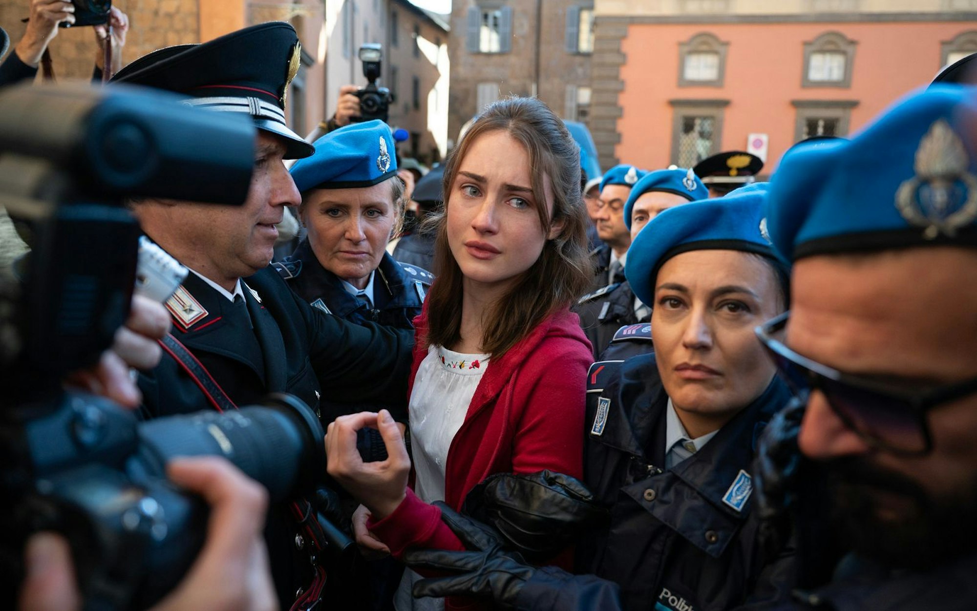 Vier Jahre saß Amanda Knox (Grace van Patten) in Italien unschuldig hinter Gittern. Fälschlicherweise war sie zuvor wegen des Mordes an ihrer Mitbewohnerin schuldig gesprochen worden. Dennoch umranken den Fall um den „Engel mit den Eisaugen“ bis heute zahlreiche Mythen. (Bild: Disney)