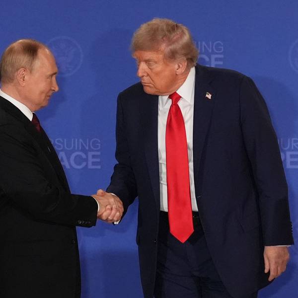 Wladimir Putin und Donald Trump schütteln sich die Hände.