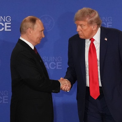 Wladimir Putin und Donald Trump schütteln sich die Hände.