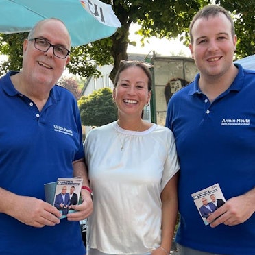 Caroline Bosbach MdB steht auf dem Wochenmarkt in Bergisch Gladbach-Refrath neben den Kreistagskandidaten der CDU, Ulrich Heutz (l.) und Sohn Armin Heutz.