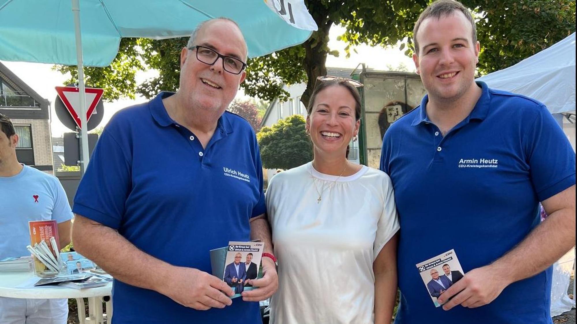 Caroline Bosbach MdB steht auf dem Wochenmarkt in Bergisch Gladbach-Refrath neben den Kreistagskandidaten der CDU, Ulrich Heutz (l.) und Sohn Armin Heutz.