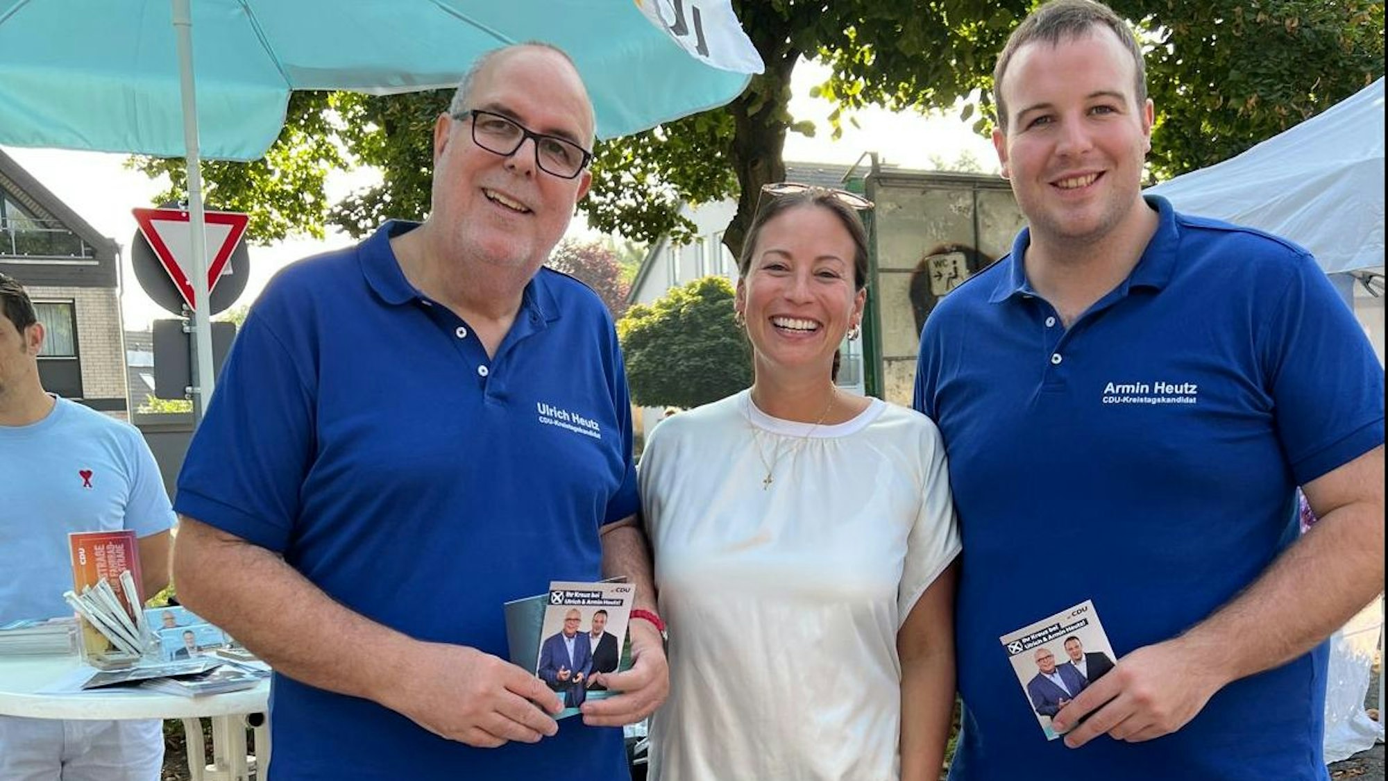 Caroline Bosbach MdB steht auf dem Wochenmarkt in Bergisch Gladbach-Refrath neben den Kreistagskandidaten der CDU, Ulrich Heutz (l.) und Sohn Armin Heutz.