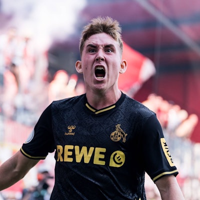 Isak Johannesson bejubelt seinen Treffer zum 2:1-Sieg für den 1. FC Köln in der Nachspielzeit beim Pokalspiel in Regensburg.