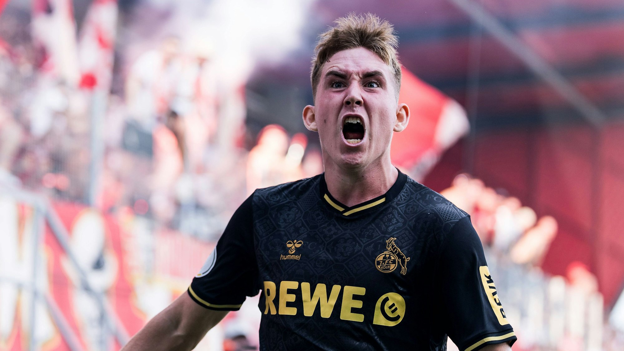 Isak Johannesson bejubelt seinen späten Siegtreffer in Regensburg. (Archivbild)