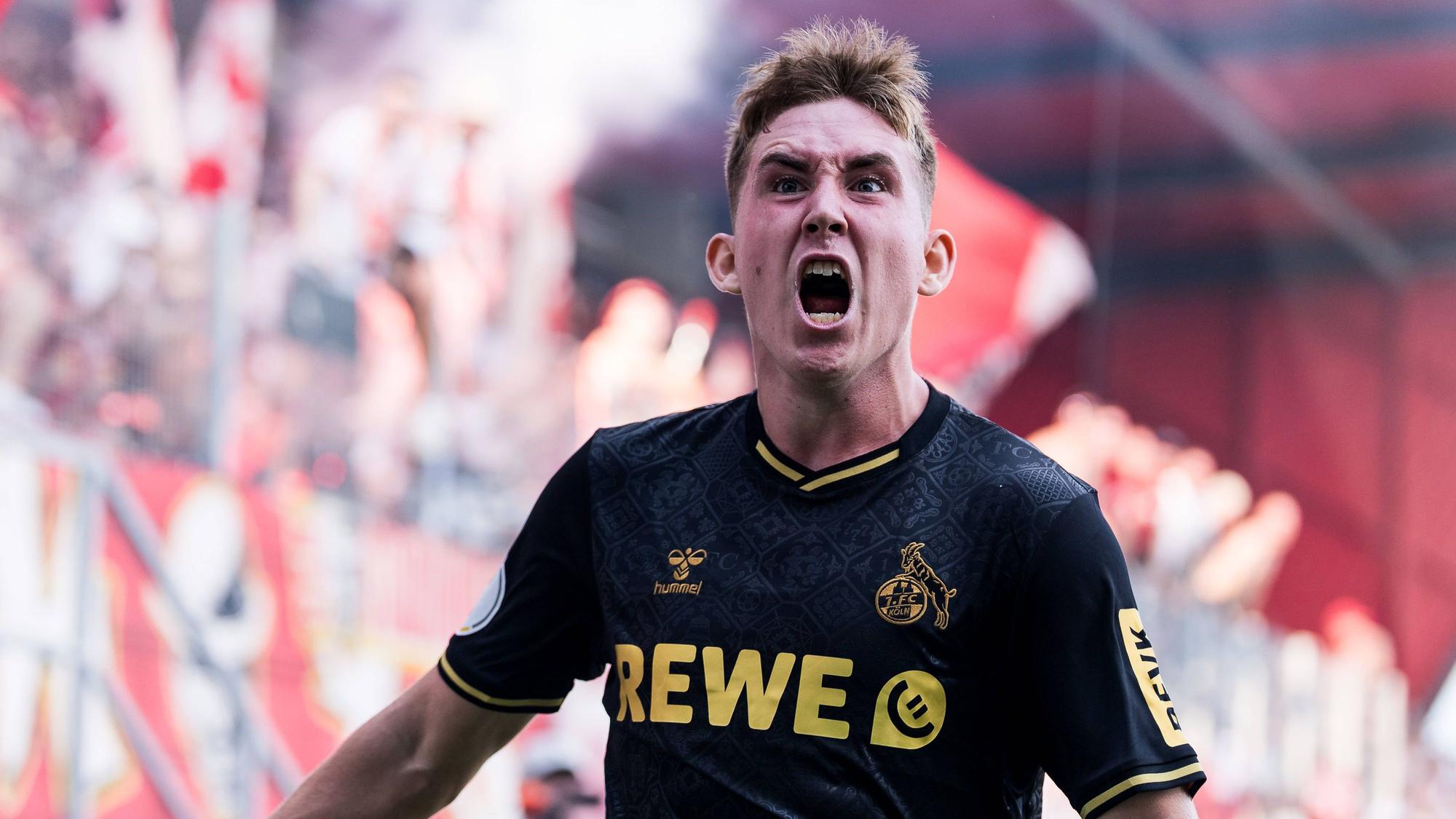Isak Johannesson bejubelt seinen Treffer zum 2:1-Sieg für den 1. FC Köln in der Nachspielzeit beim Pokalspiel in Regensburg.