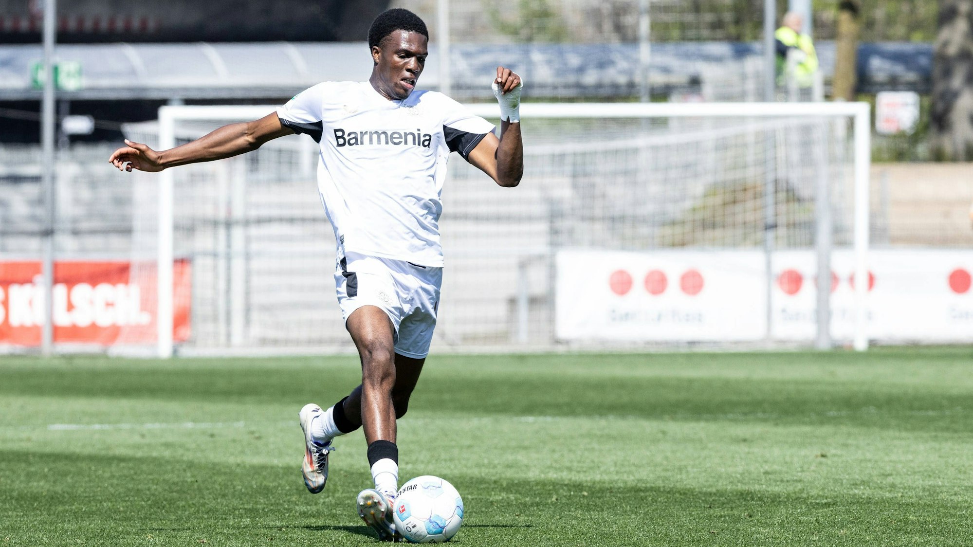 A-Junioren Bundesliga U19: Bayer 04 Leverkusen U19 - Eintracht Frankfurt U19 Ulrich-Haberland-Stadion, Leverkusen 09.04.2025 Isaiah Eichie Bayer 04 Leverkusen U19, 19 A-Junioren Bundesliga U19 DFB-Nachwuchsliga - Hauptrunde Liga A Gruppe C 2024/25: Bayer 04 Leverkusen U19 - Eintracht Frankfurt U19 Ulrich-Haberland-Stadion, Leverkusen 09.04.2025 DFB regulations prohibit any use of photographs as image sequences and/or quasi video. *** A Junioren Bundesliga U19 Bayer 04 Leverkusen U19 Eintracht Frankfurt U19 Ulrich Haberland Stadion, Leverkusen 09 04 2025 Isaiah Eichie Bayer 04 Leverkusen U19, 19 A Junioren Bundesliga U19 DFB Nachwuchsliga Hauptrunde Liga A Gruppe C 2024 25 Bayer 04 Leverkusen U19 Eintracht Frankfurt U19 Ulrich Haberland Stadion, Leverkusen 09 04 2025 DFB regulations prohibit any use of photographs as image sequences and or quasi video Copyright: xBEAUTIFULxSPORTS/Buriakovx