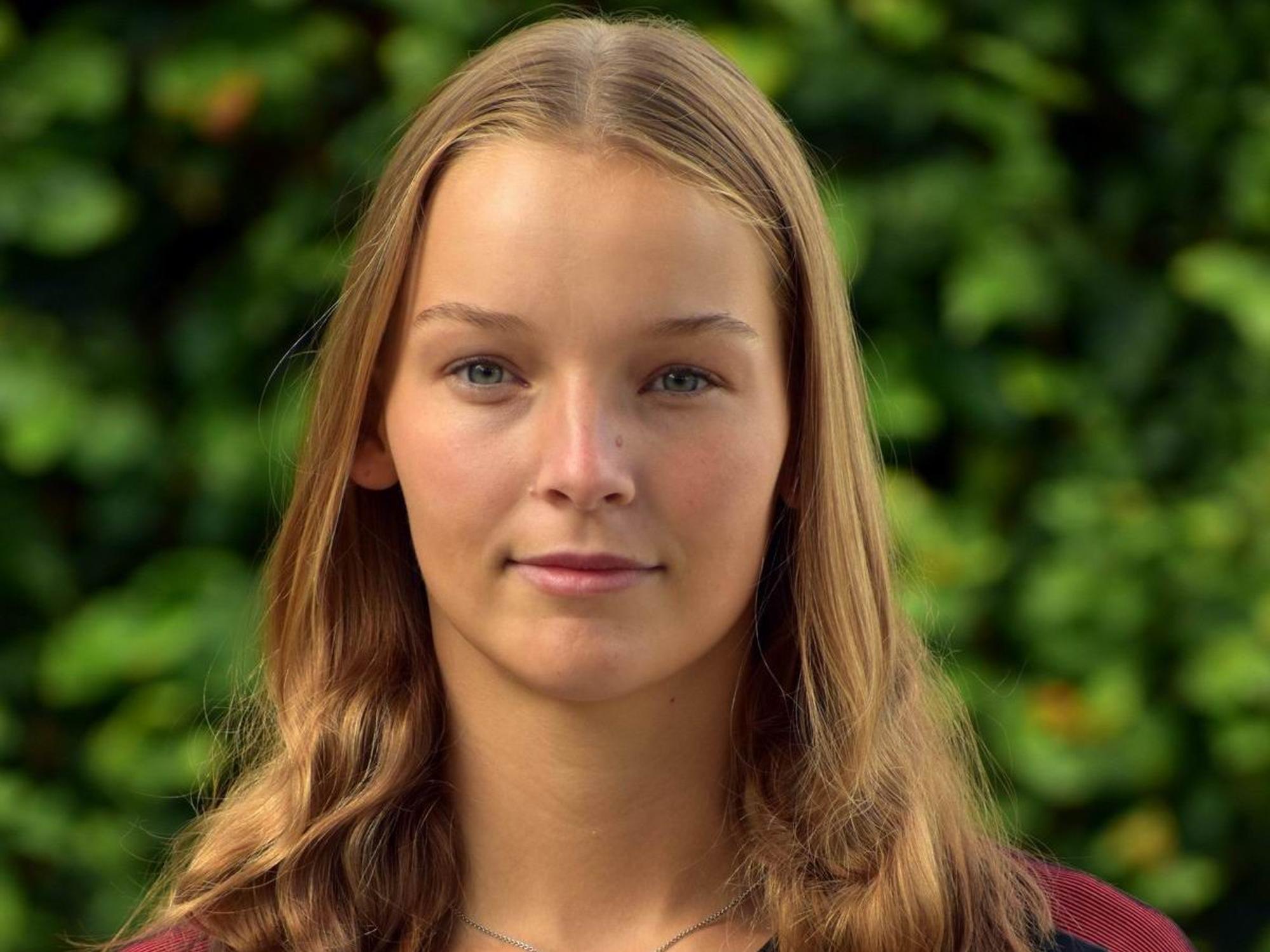 Das Foto zeigt eine junge Frau im Nationaltrikot.