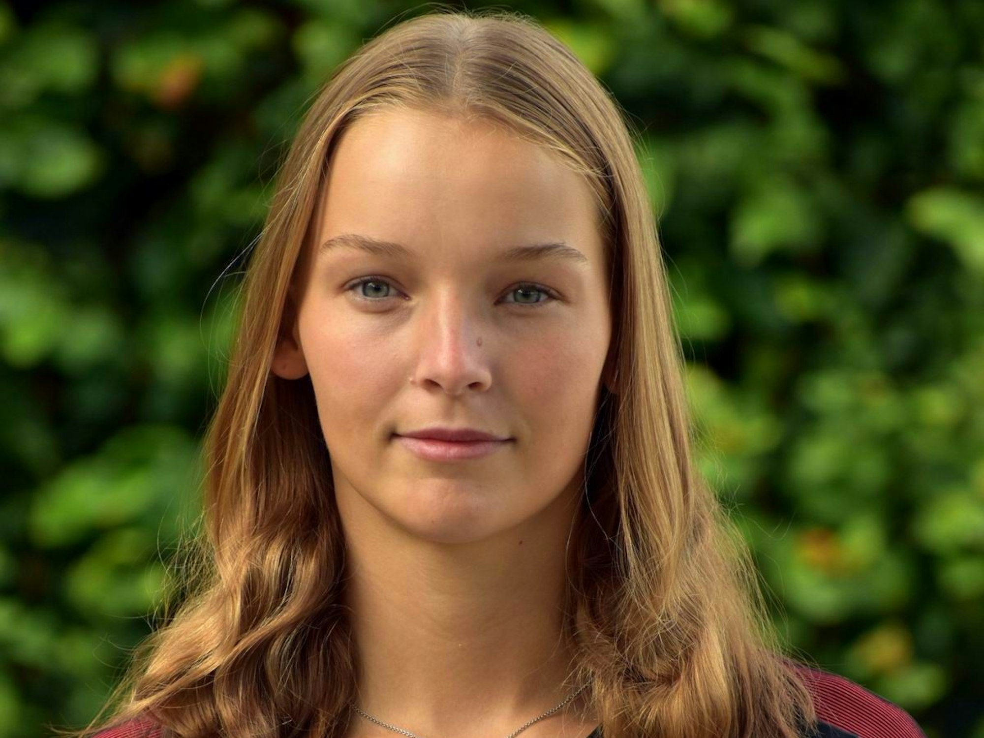 Das Foto zeigt eine junge Frau im Nationaltrikot.
