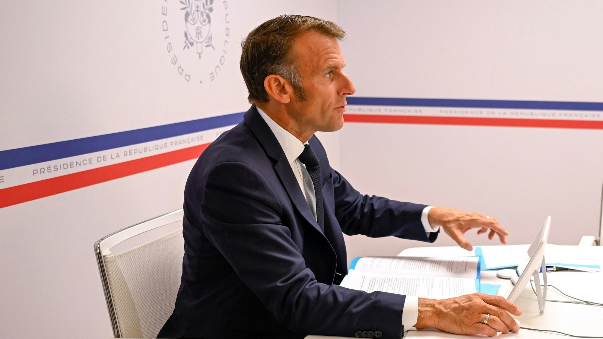 Der französische Präsident Emmanuel Macron nimmt an einer Videokonferenz mit der EU-Kommissarin von der Leyen und dem ukrainischen Präsidenten Selenskyj im Rahmen der sogenannten ‚Koalition der Willigen‘, im Fort de Bregancon teil.