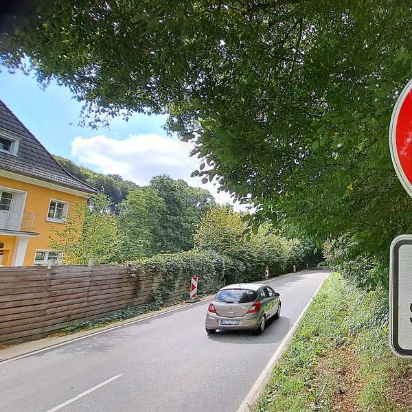Ein Tempo-50-Schild mit dem Zusatzschild „Fehlende Schutzeinrichtung“ steht an der Dürschtalstraße zwischen Kürten-Dürscheid und Overath-Klefhaus.