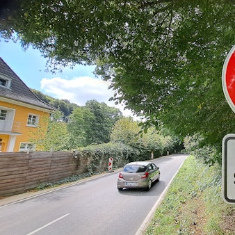 Ein Tempo-50-Schild mit dem Zusatzschild „Fehlende Schutzeinrichtung“ steht an der Dürschtalstraße zwischen Kürten-Dürscheid und Overath-Klefhaus.