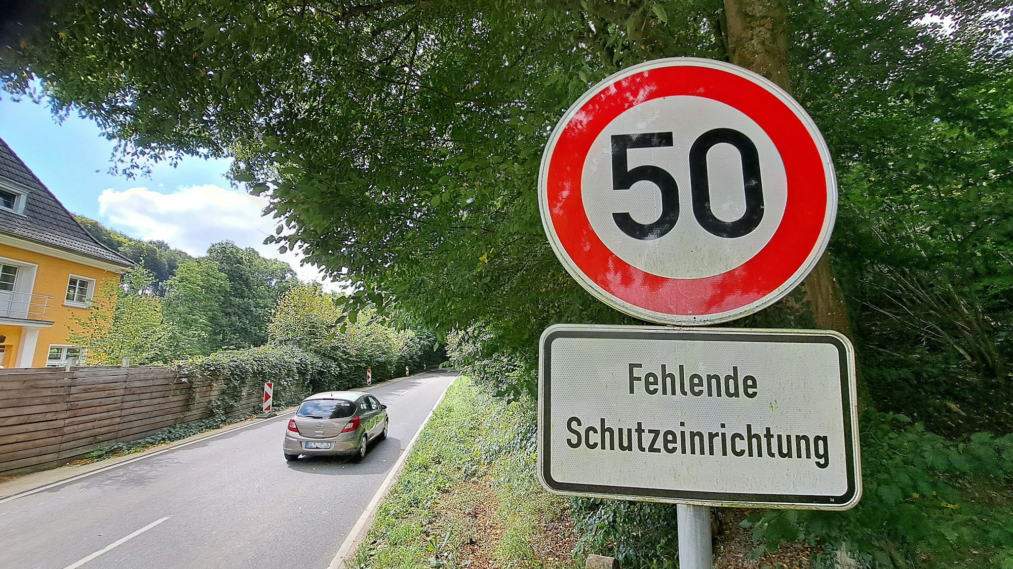 Ein Tempo-50-Schild steht an der Dürschtalstraße bei Kürten-Dürscheid.