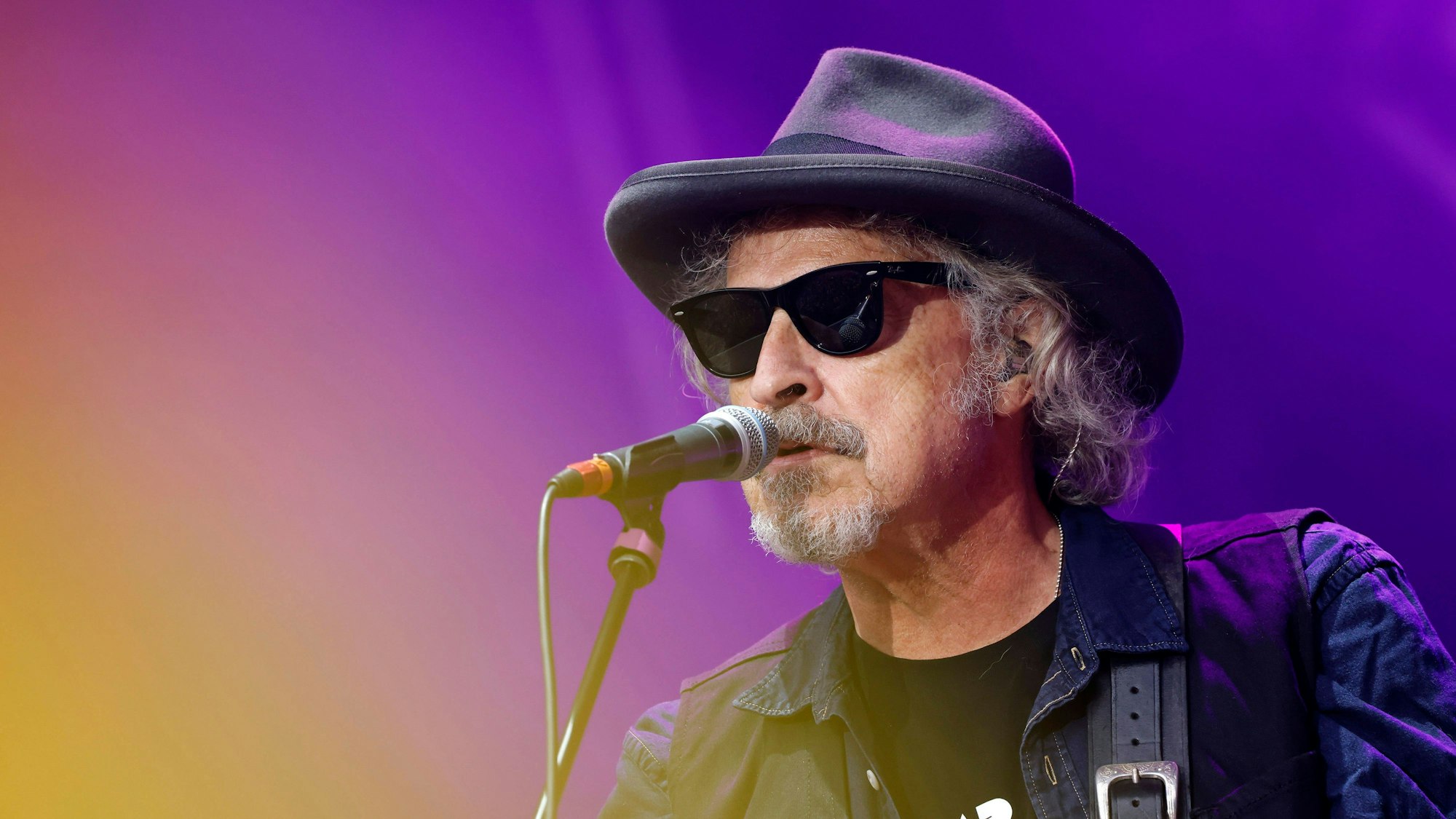 Wolfgang Niedecken mit der Band BAP bei seinem Konzert auf der Bühne des Bonner KunstRasen.