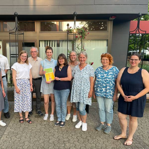 Das Foto zeigt die LeselernhelferInnen.
