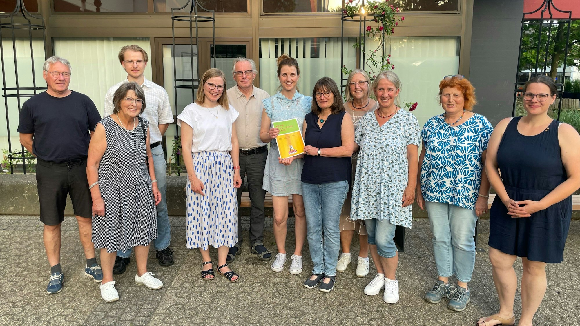Das Foto zeigt die LeselernhelferInnen.