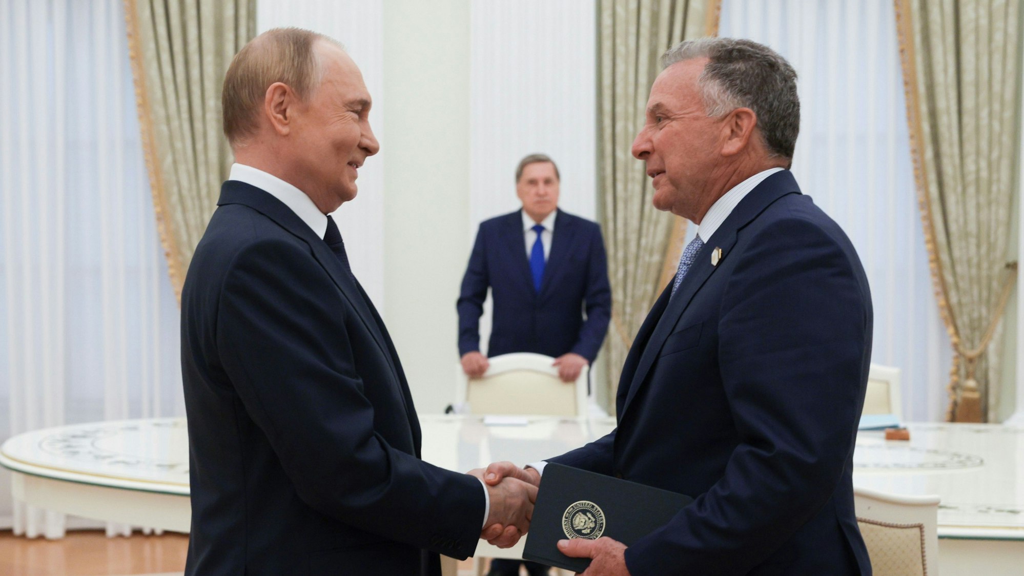 Auf diesem von der staatlichen russischen Nachrichtenagentur Sputnik via AP veröffentlichten Foto reichen sich der russische Präsident Wladimir Putin (l) und der Sondergesandte von US-Präsident Trump, Steve Witkoff (r) während ihres Treffens in Moskau die Hände.
