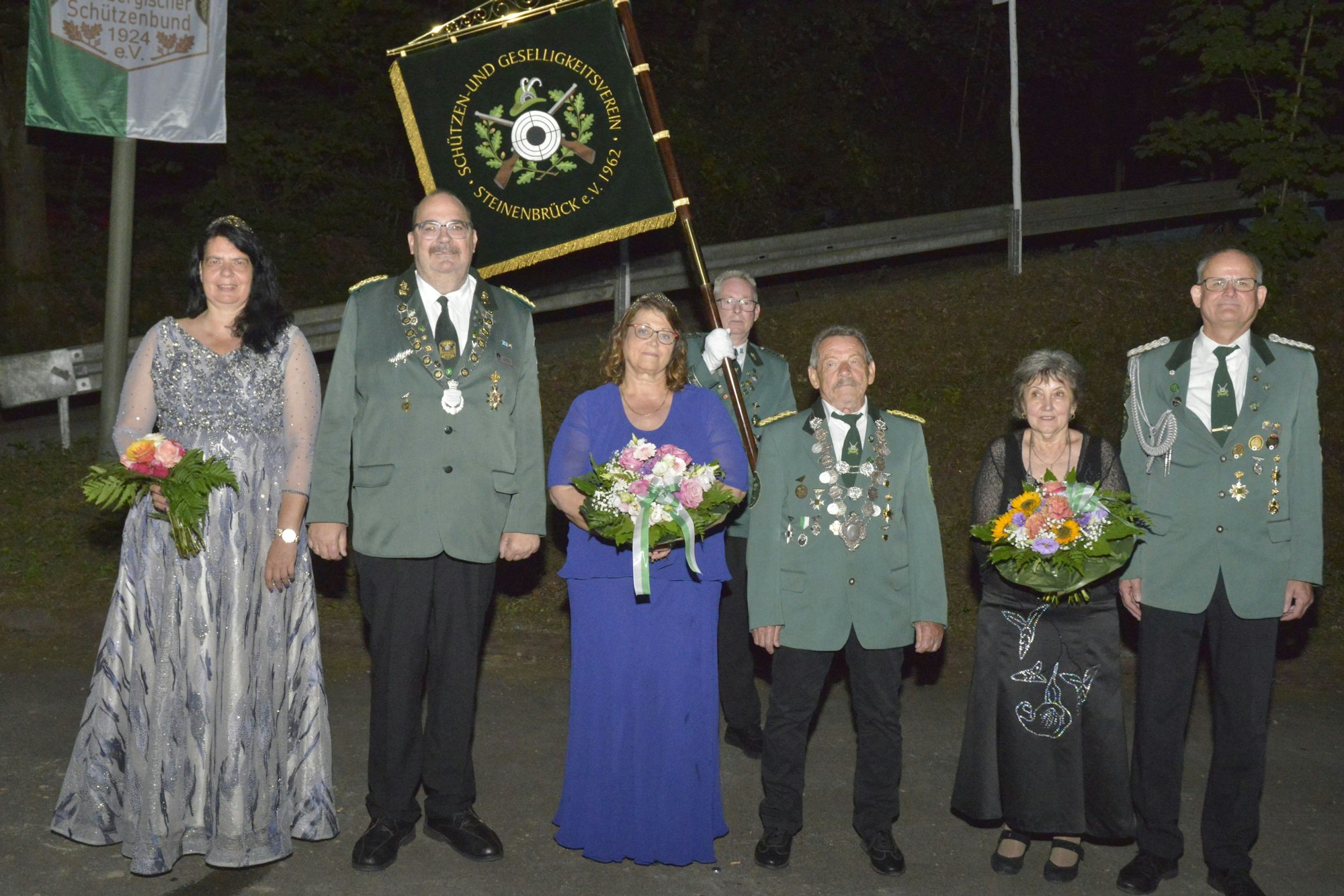 Gruppenfoto nach der Krönung (v.l.): das Kaiserpaar Anette und Thomas Ufer, das Königspaar Edith und Georg Roth, Schützenliesel Maria Nowitzki und Vereinsvorsitzender Johannes-Sologuren-Sanchez.