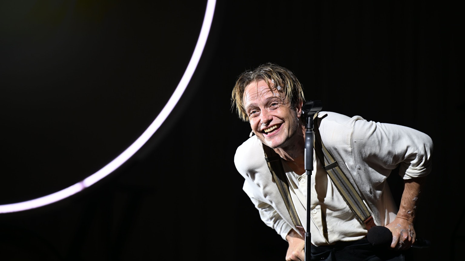 August Diehl ist als Dr. Garin beim Schauspiel „Der Schneesturm“ nach Vladimir Sorokin zu sehen. Das Stück wird im Rahmen der Salzburger Sommer-Festspiele aufgeführt.