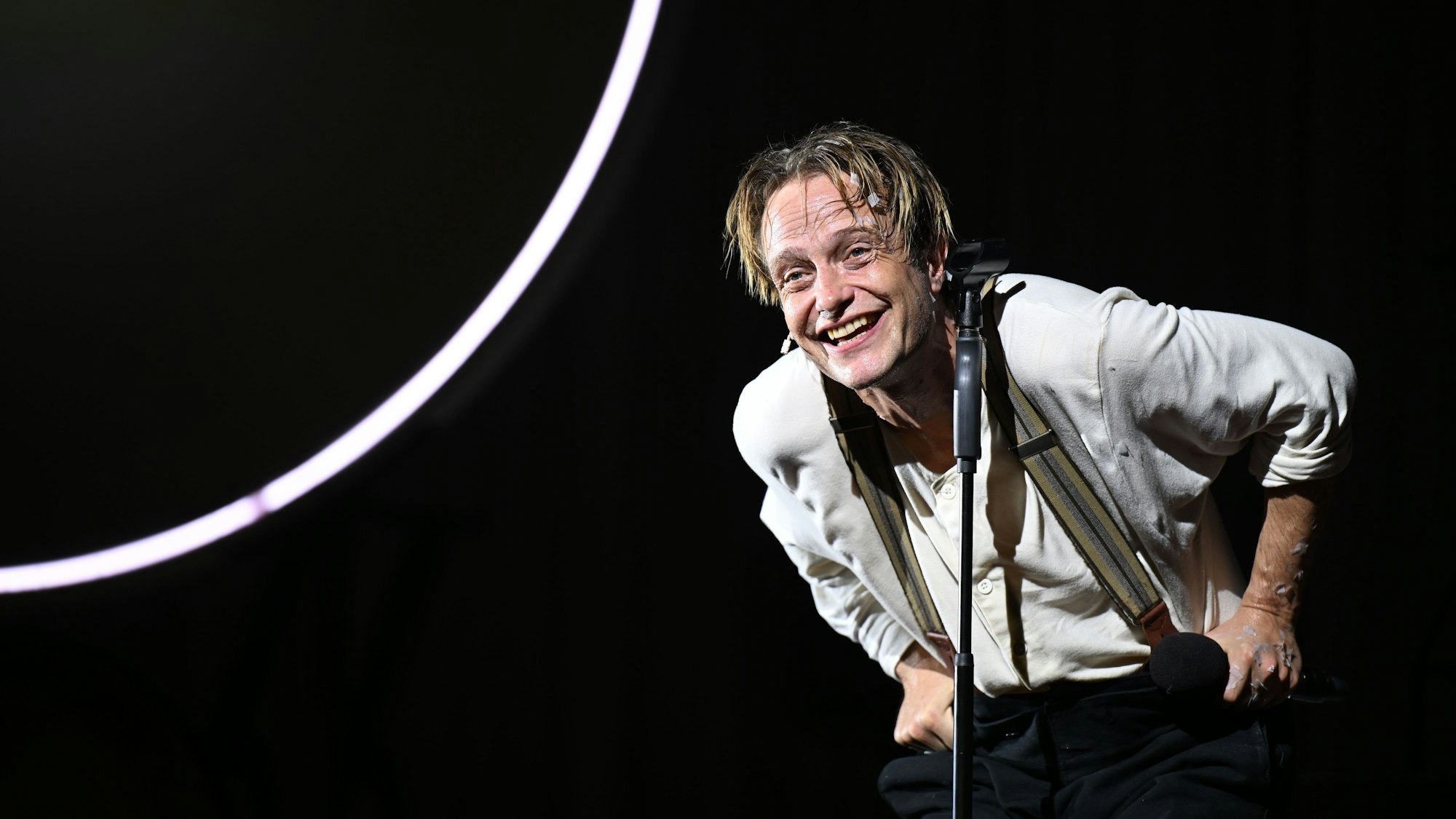 August Diehl ist als Dr. Garin beim Schauspiel „Der Schneesturm“ nach Vladimir Sorokin zu sehen. Das Stück wird im Rahmen der Salzburger Sommer-Festspiele aufgeführt.
