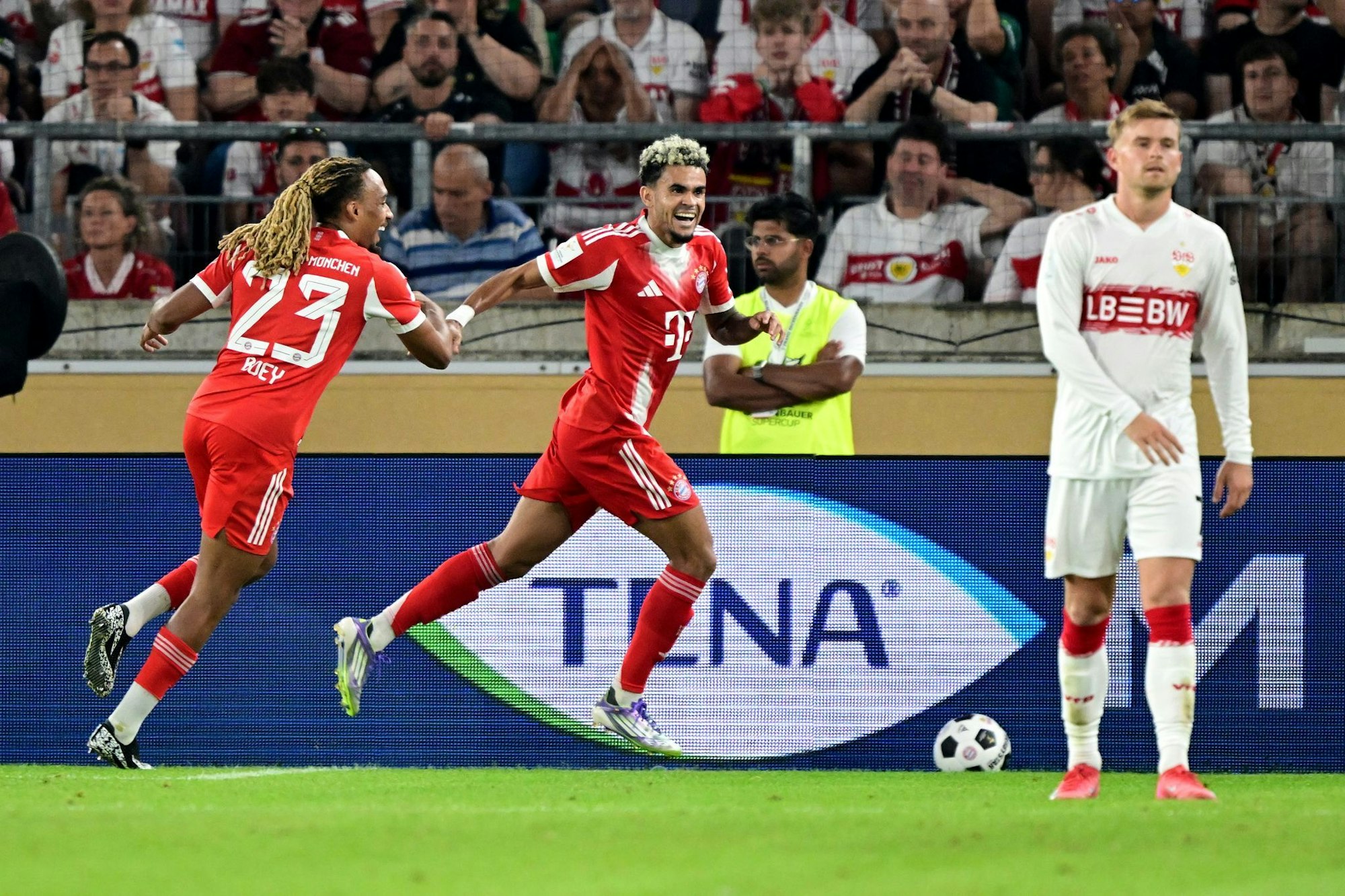 Erstes Pflichtspiel, erstes Tor: Bayern-Neuzugang Luis Díaz (M.) traf am Samstag in Stuttgart.
