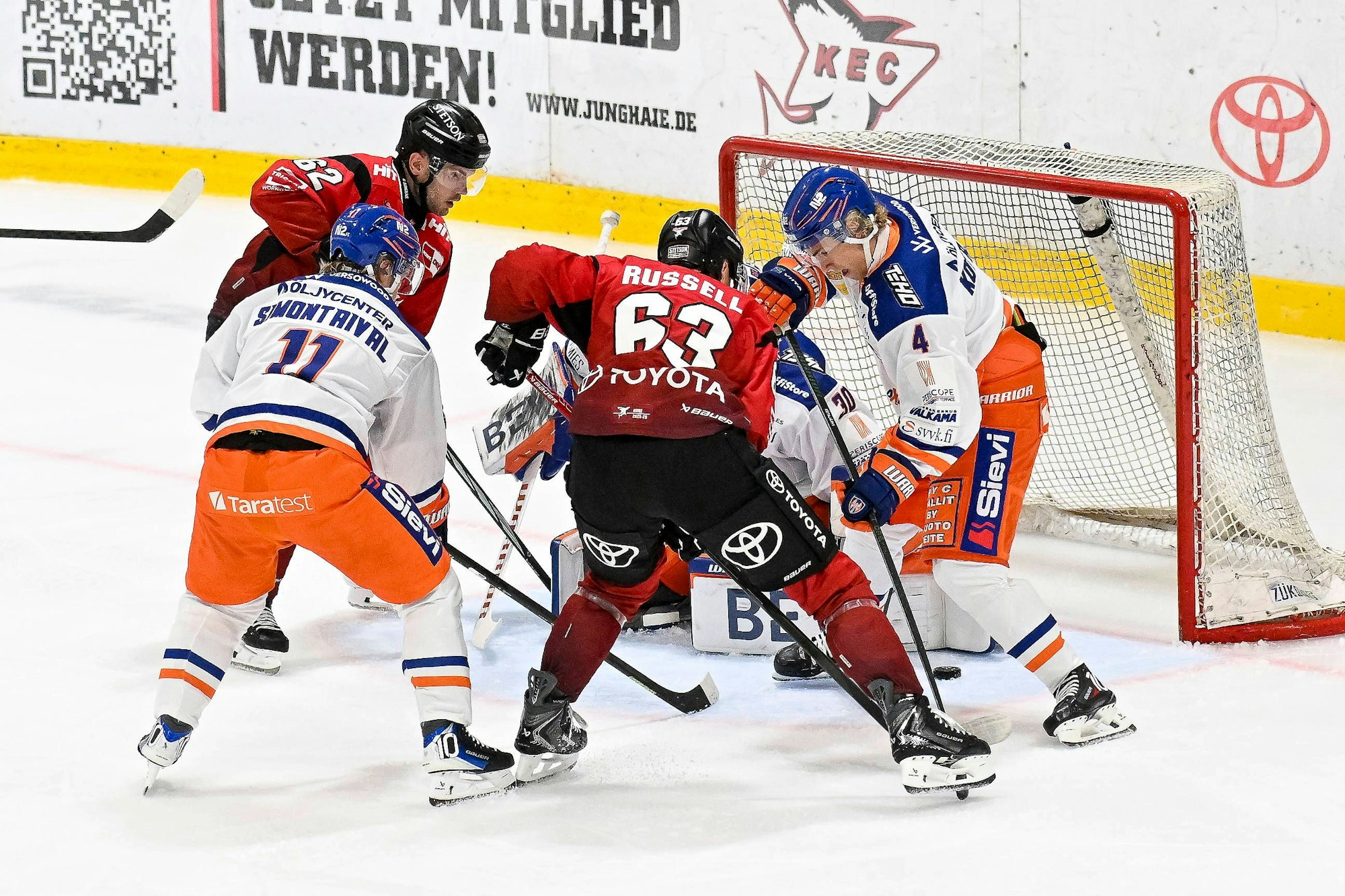 Eishockey DEL 25/26: Testspiel Kölner Haie vs Tappara Tampere am 16.8.2025 in der Kölnarena 2/Haiezentrum in Köln Kasper Simontaival Nr.11/Tappera Tampere Jesper Kotajärvi Nr.4/Tappera Tampere gegen Patrick Russell Nr.63/Kölner Haie *** Ice Hockey DEL 25 26 Test match Cologne Sharks vs Tappara Tampere on 16 8 2025 at Kölnarena 2 Haiezentrum in Cologne Kasper Simontaival Nr 11 Tappera Tampere Jesper Kotajärvi Nr 4 Tappera Tampere vs Patrick Russell Nr 63 Cologne Sharks wd