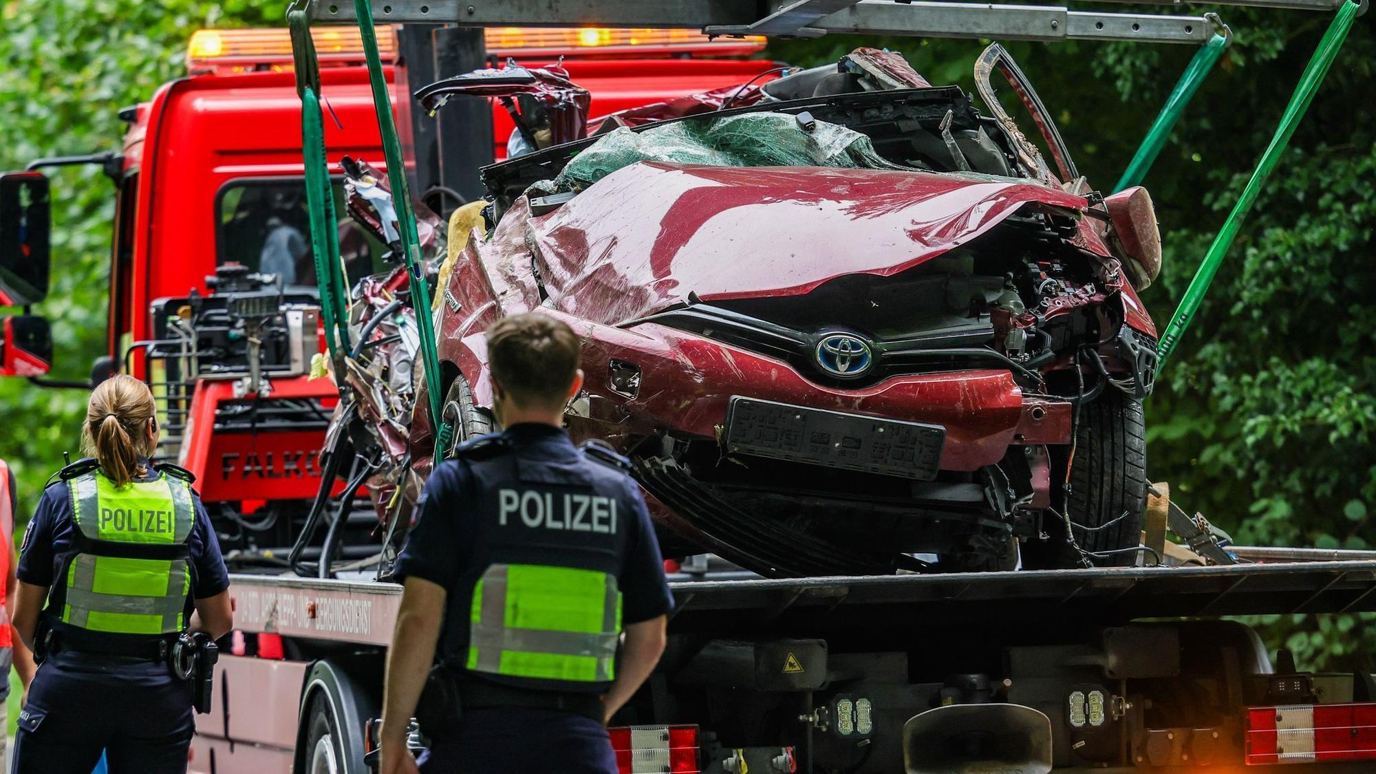 Der 16-jährige Fahrer war in einer Kurve von der Fahrbahn abgekommen und gegen einen Baum geprallt. Wie genau es dazu kommen konnte, wird jetzt untersucht.