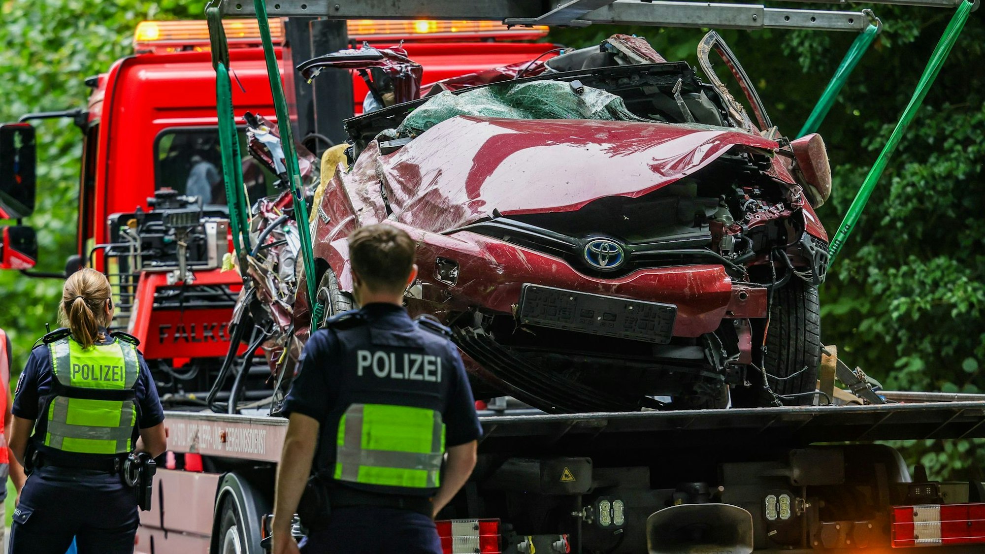 Der 16-jährige Fahrer war in einer Kurve von der Fahrbahn abgekommen und gegen einen Baum geprallt. Wie genau es dazu kommen konnte, wird jetzt untersucht.