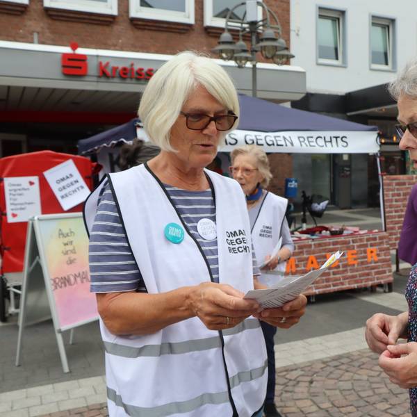 Das Foto zeigt die Omas gegen Rechts in Brühl.